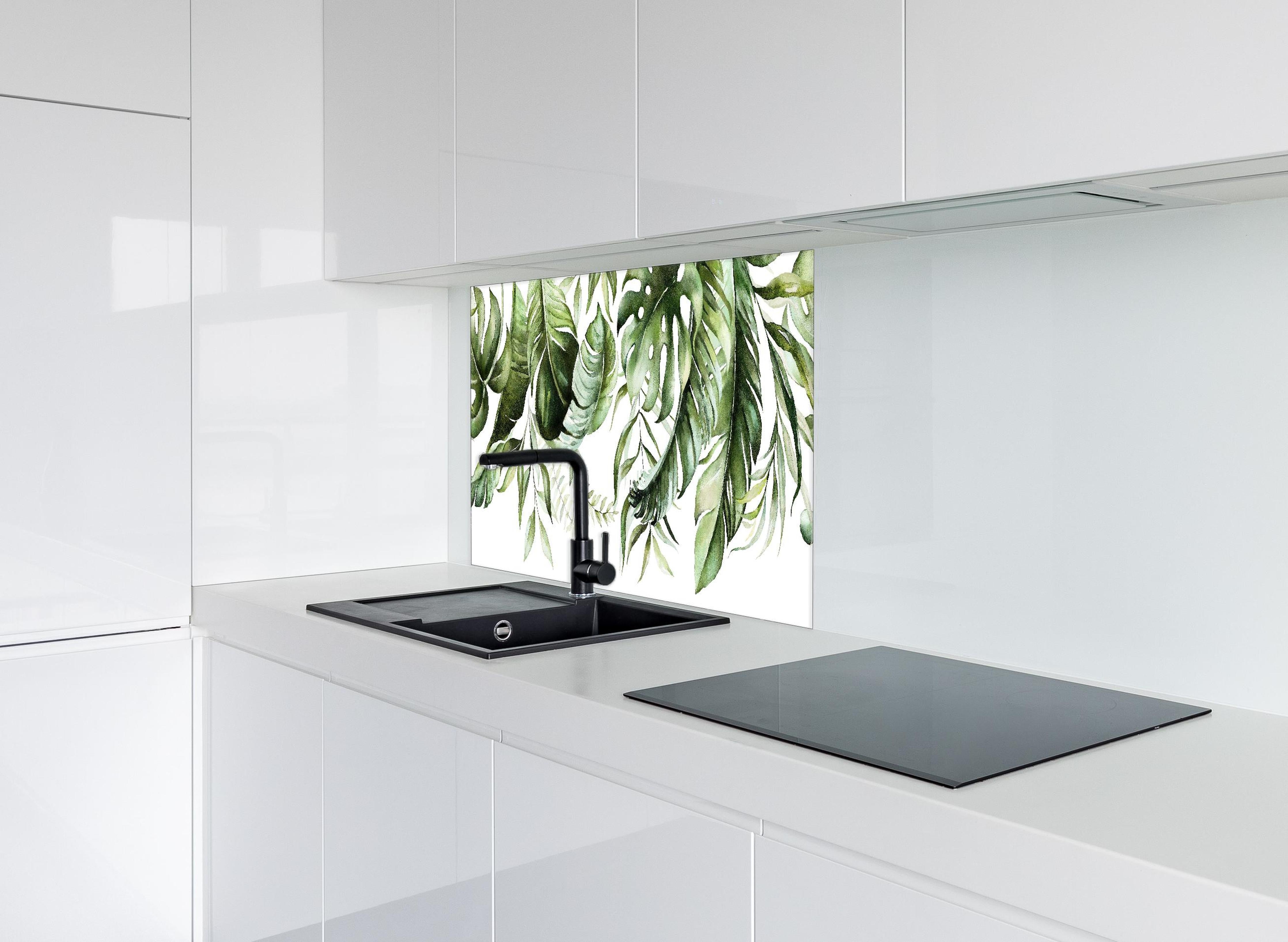 Spritzschutz - Handgemalte Grüne Tropenblätter Aquarellkunst hinter einem Cerankochfeld zwischen Holz-Kochutensilien
