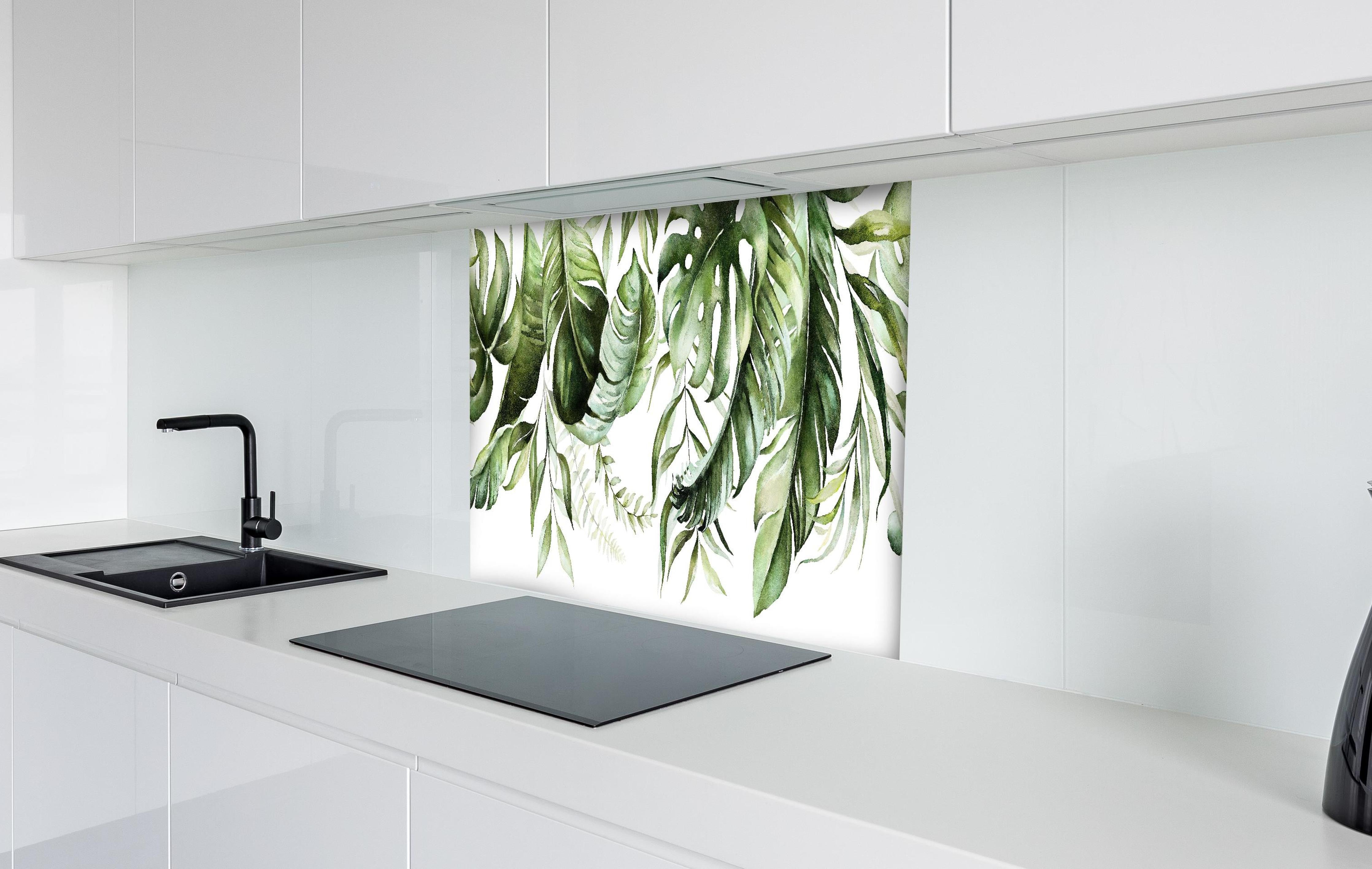 Spritzschutz - Handgemalte Grüne Tropenblätter Aquarellkunst hinter einem Cerankochfeld zwischen Holz-Kochutensilien

