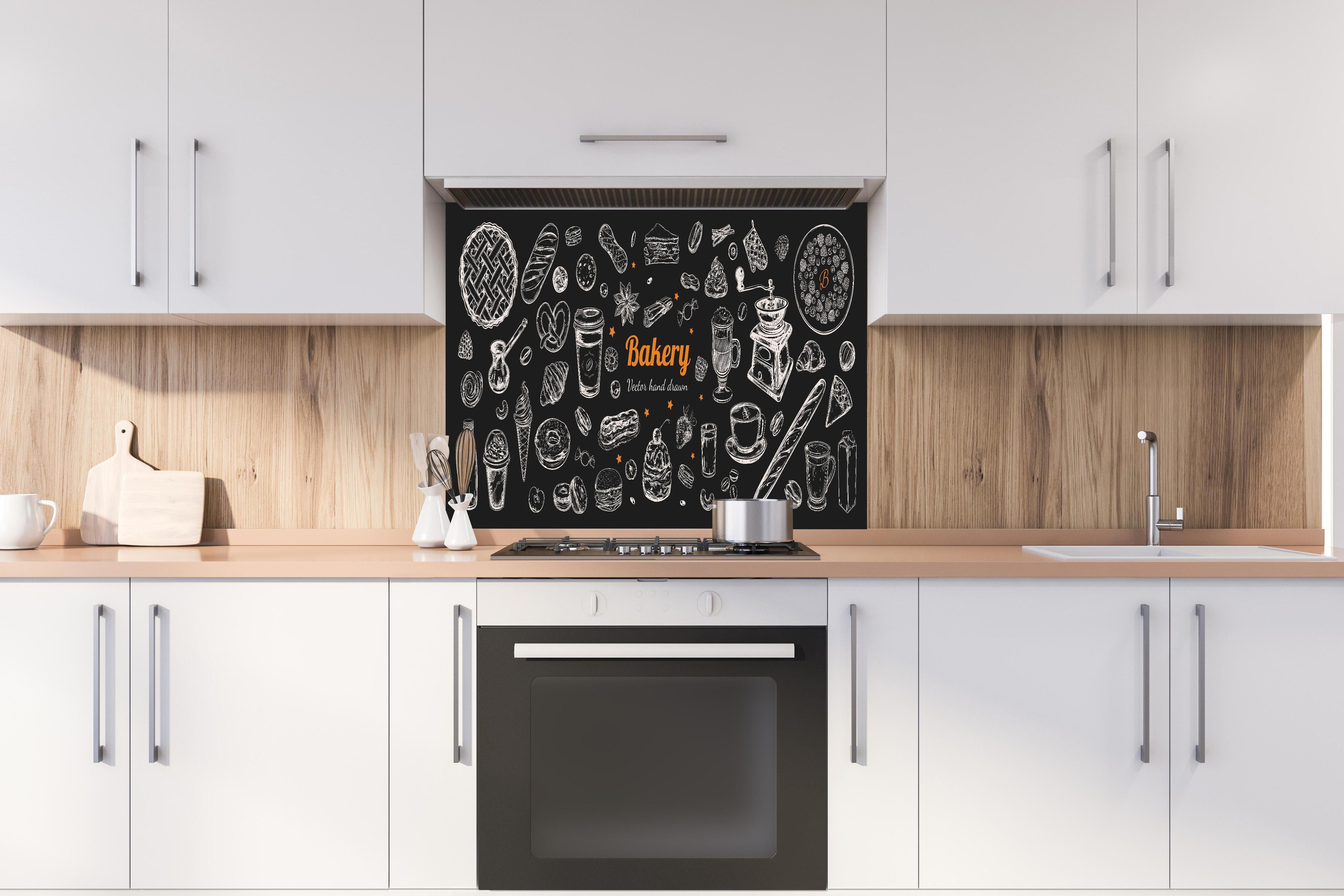 Spritzschutz - Handgezeichnete Bäckerei-Motivillustration hinter einem Cerankochfeld zwischen Holz-Kochutensilien
