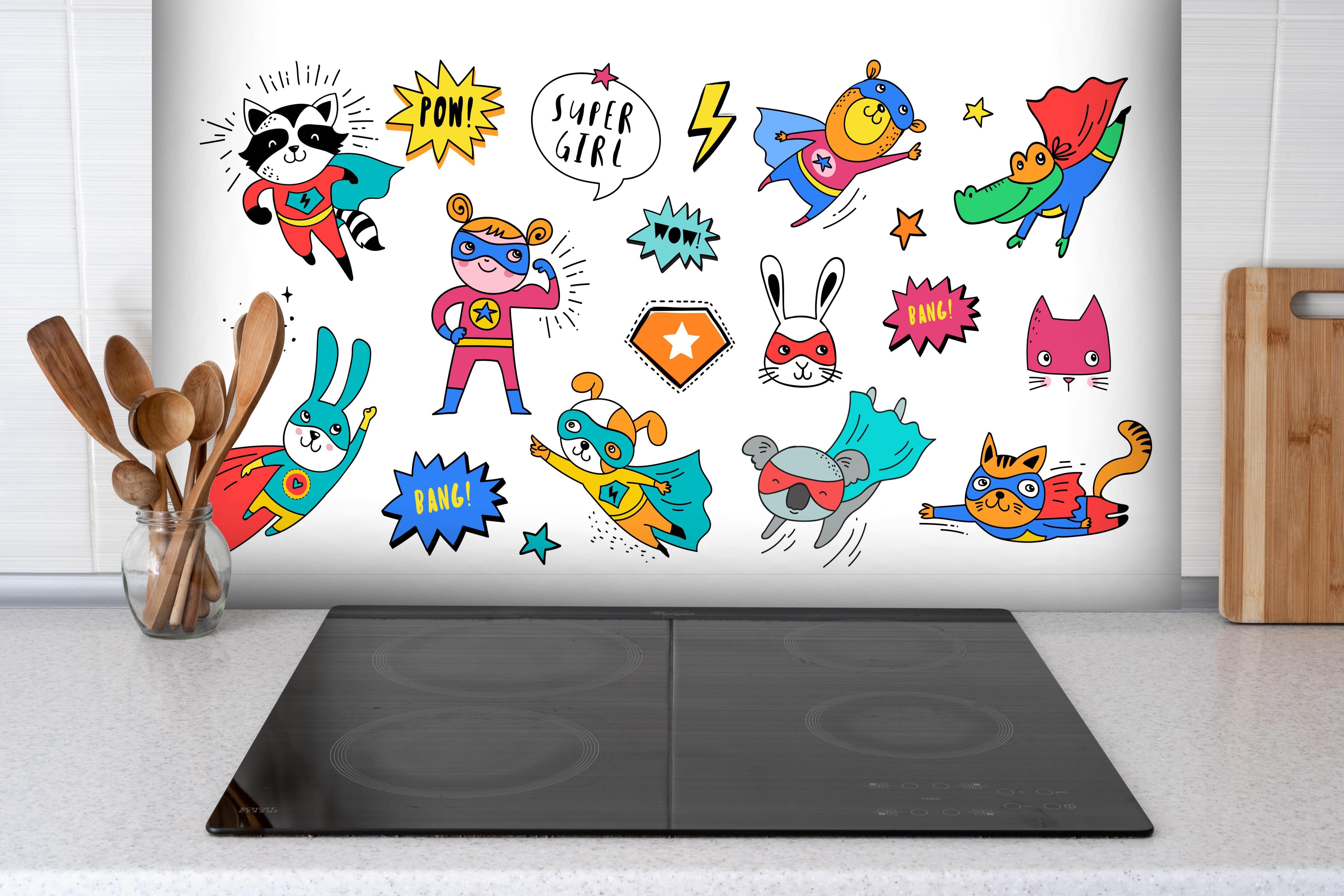 Spritzschutz - Handgezeichnete Tiere als Superhelden hinter einem Cerankochfeld zwischen Holz-Kochutensilien
