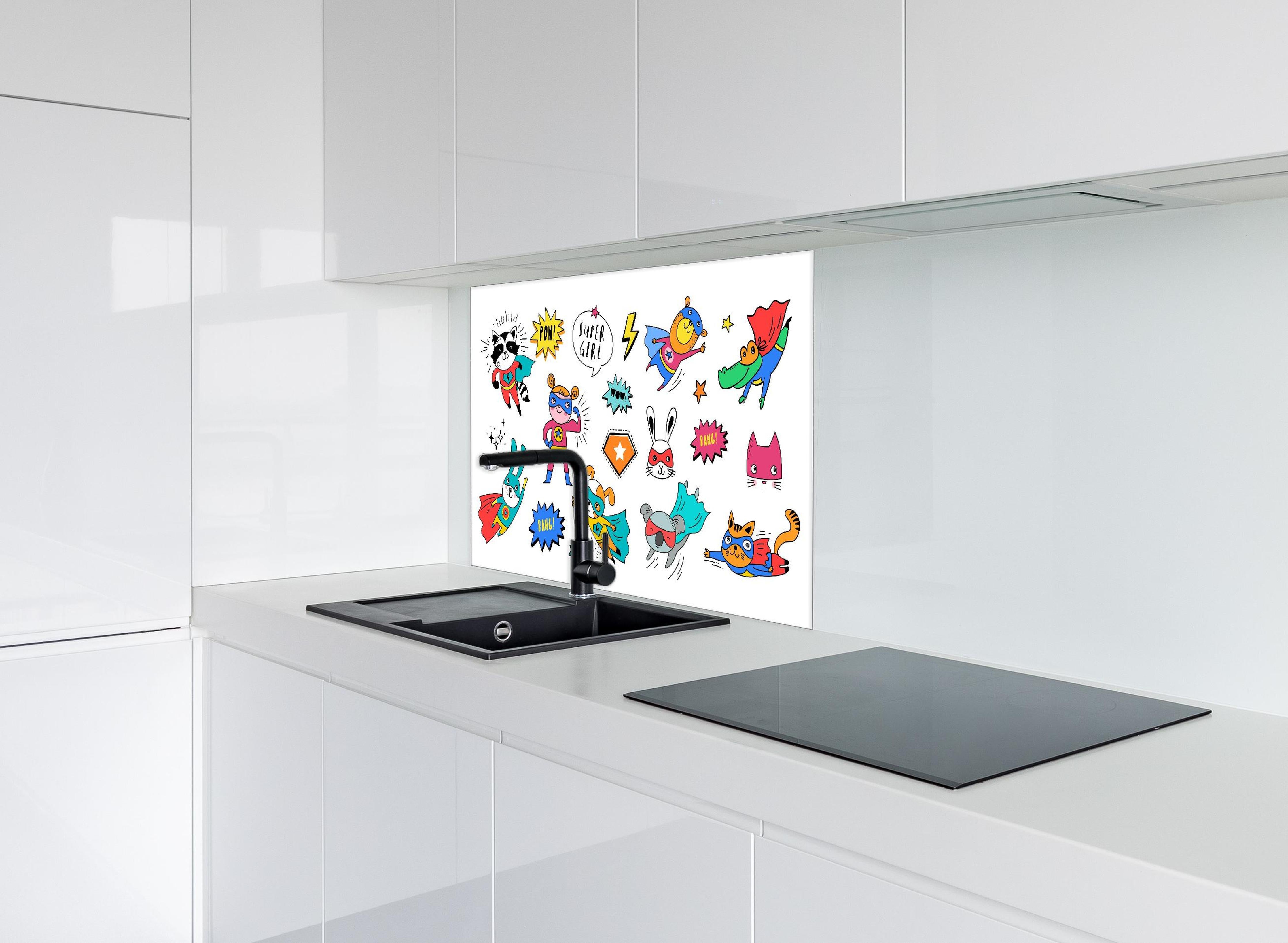 Spritzschutz - Handgezeichnete Tiere als Superhelden hinter einem Cerankochfeld zwischen Holz-Kochutensilien
