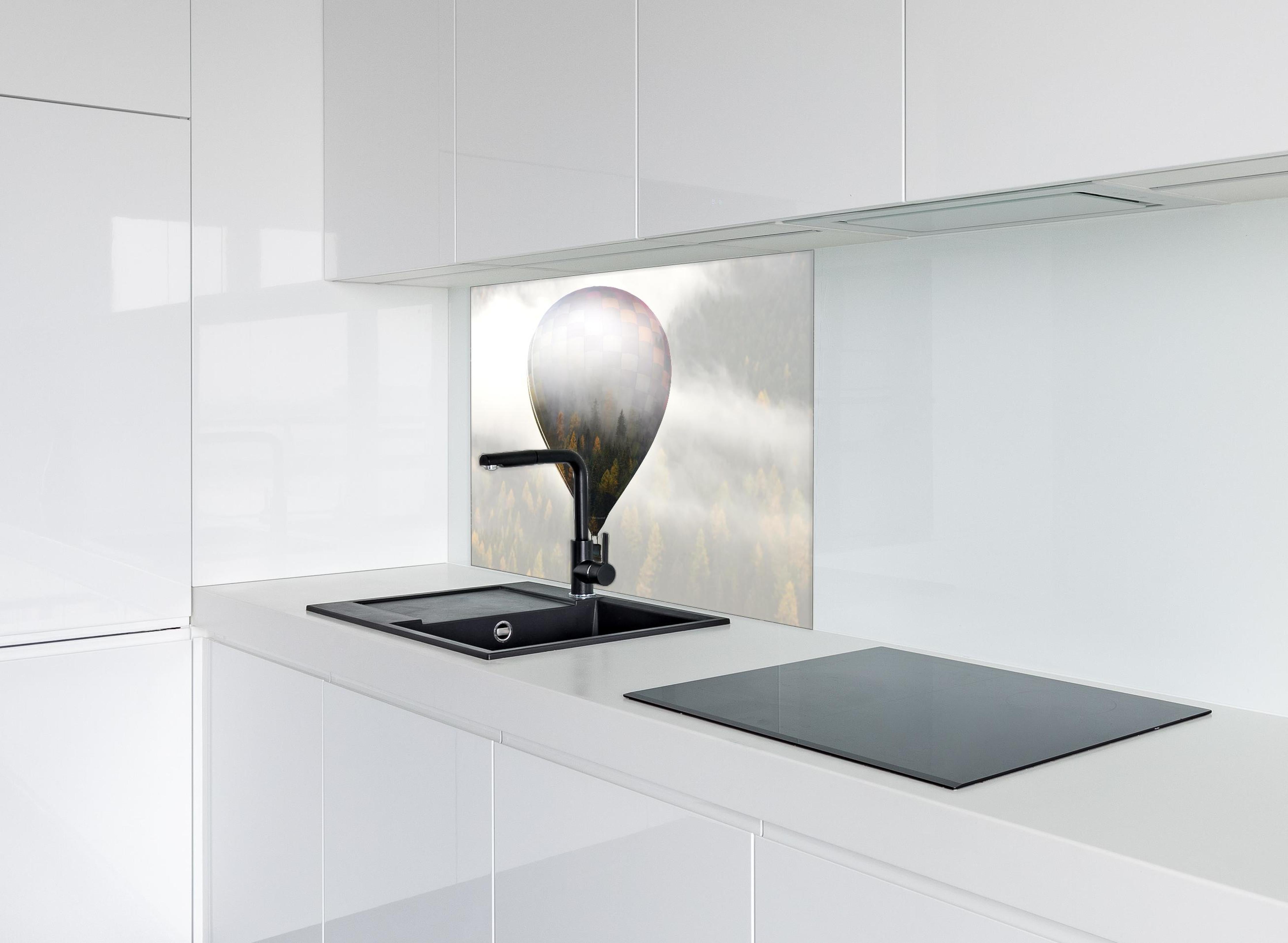 Spritzschutz - Heißluftballon - Spiegelung des Waldes hinter einem Cerankochfeld zwischen Holz-Kochutensilien
