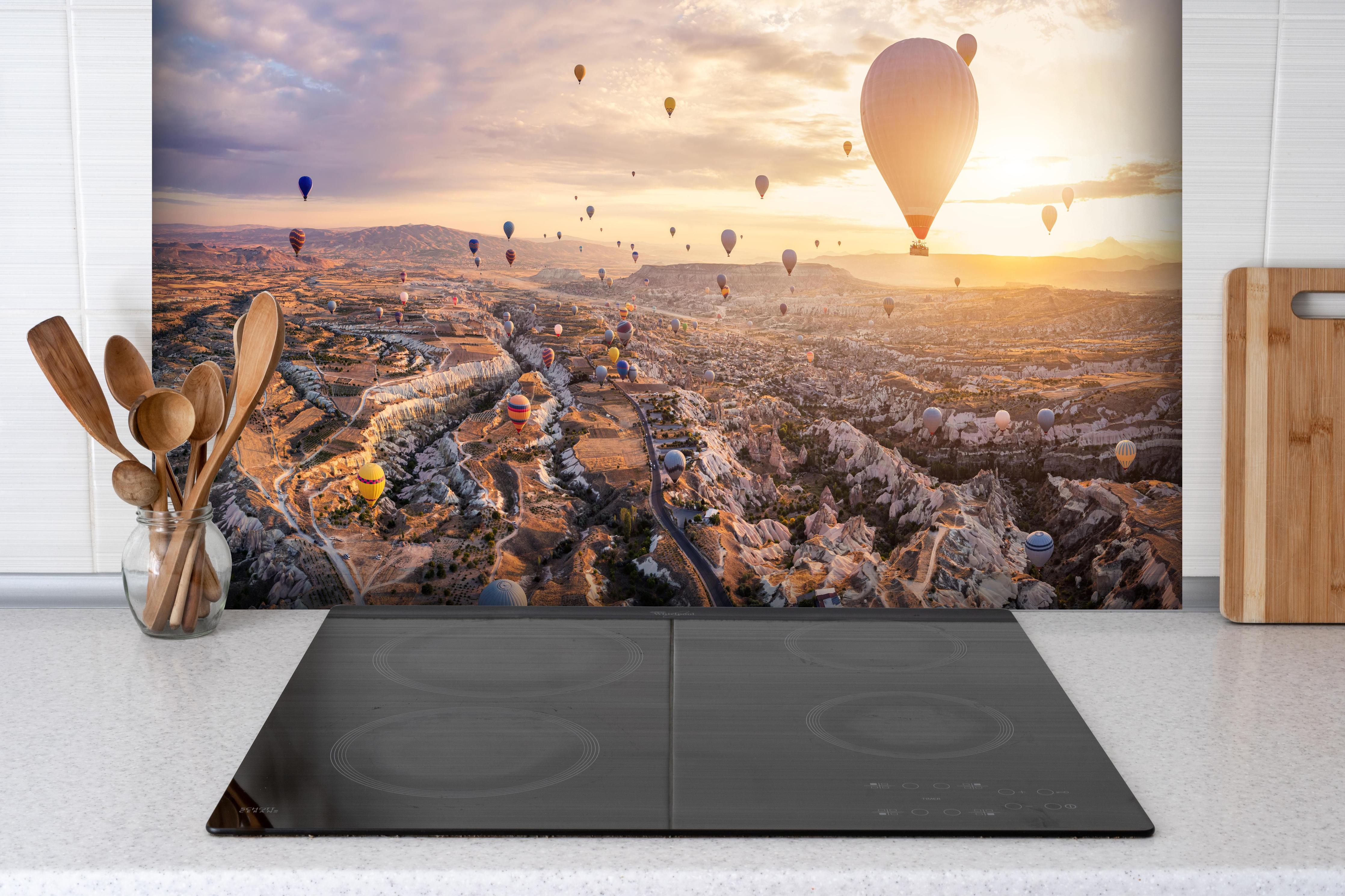 Spritzschutz - Heißluftballons über Göreme-Türkei hinter einem Cerankochfeld zwischen Holz-Kochutensilien
