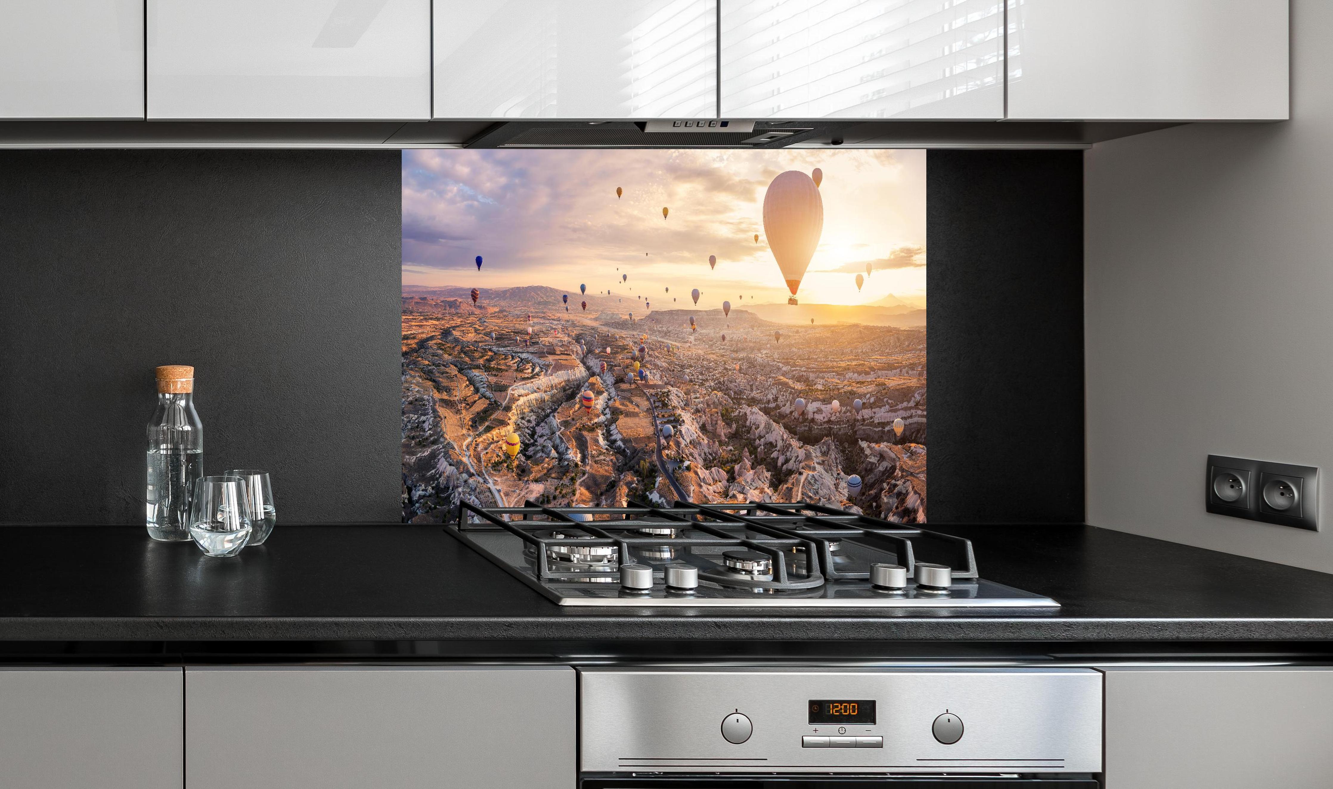 Spritzschutz - Heißluftballons über Göreme-Türkei hinter einem Cerankochfeld zwischen Holz-Kochutensilien
