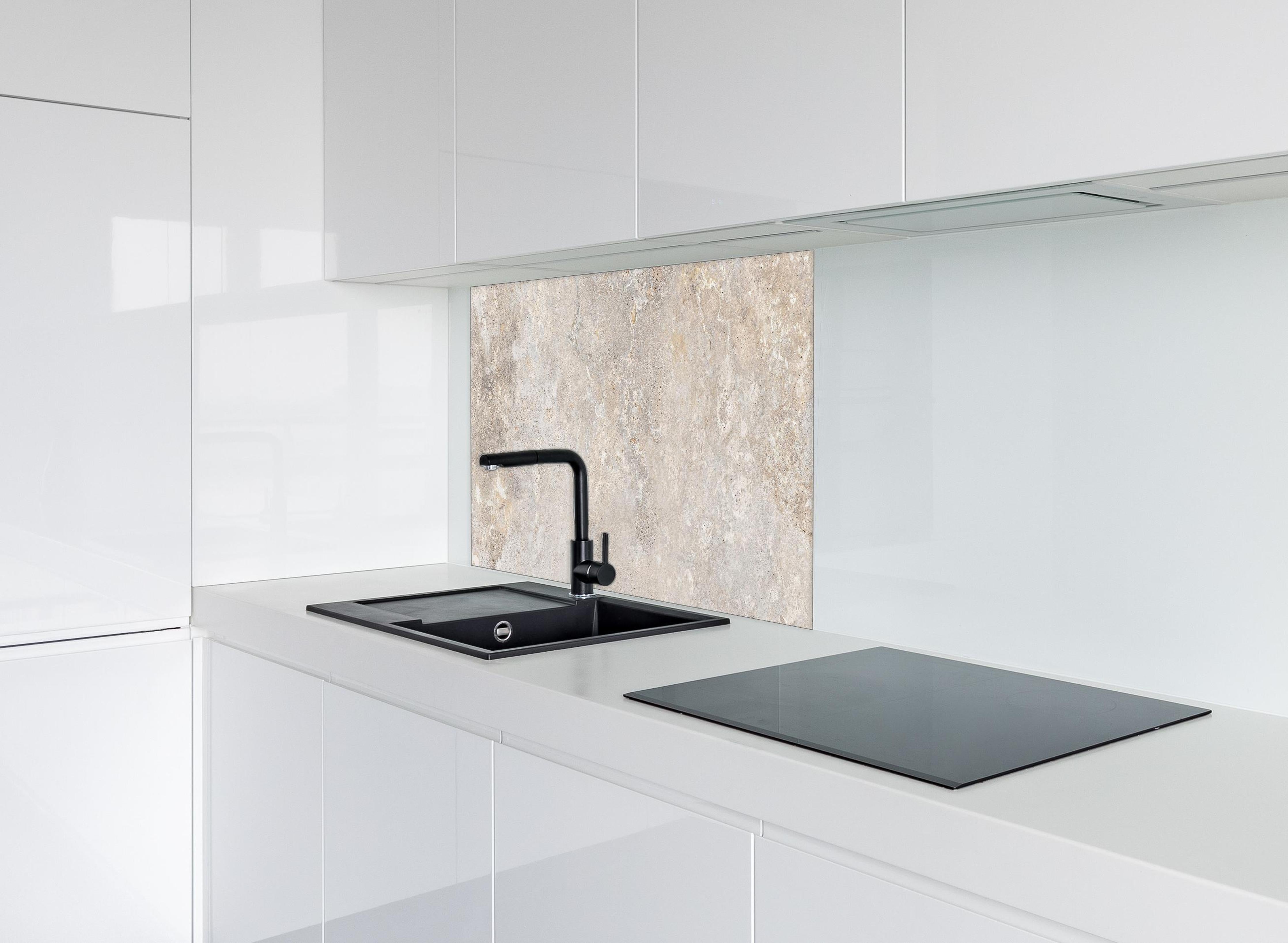 Spritzschutz - Hell bräunliche edle Marmortextur hinter einem Cerankochfeld zwischen Holz-Kochutensilien
