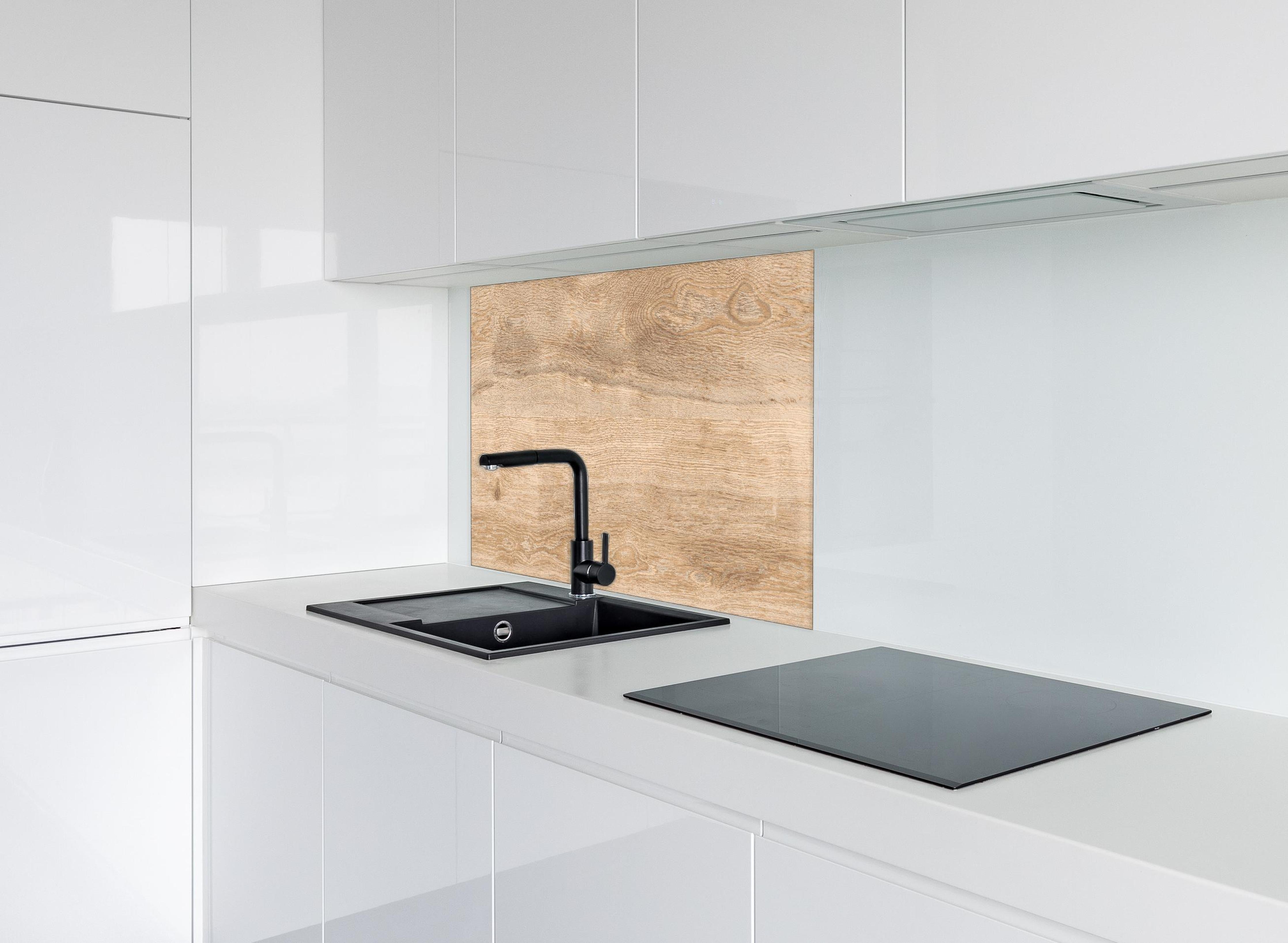 Spritzschutz - Hellbraunes Eichenholz hinter einem Cerankochfeld zwischen Holz-Kochutensilien
