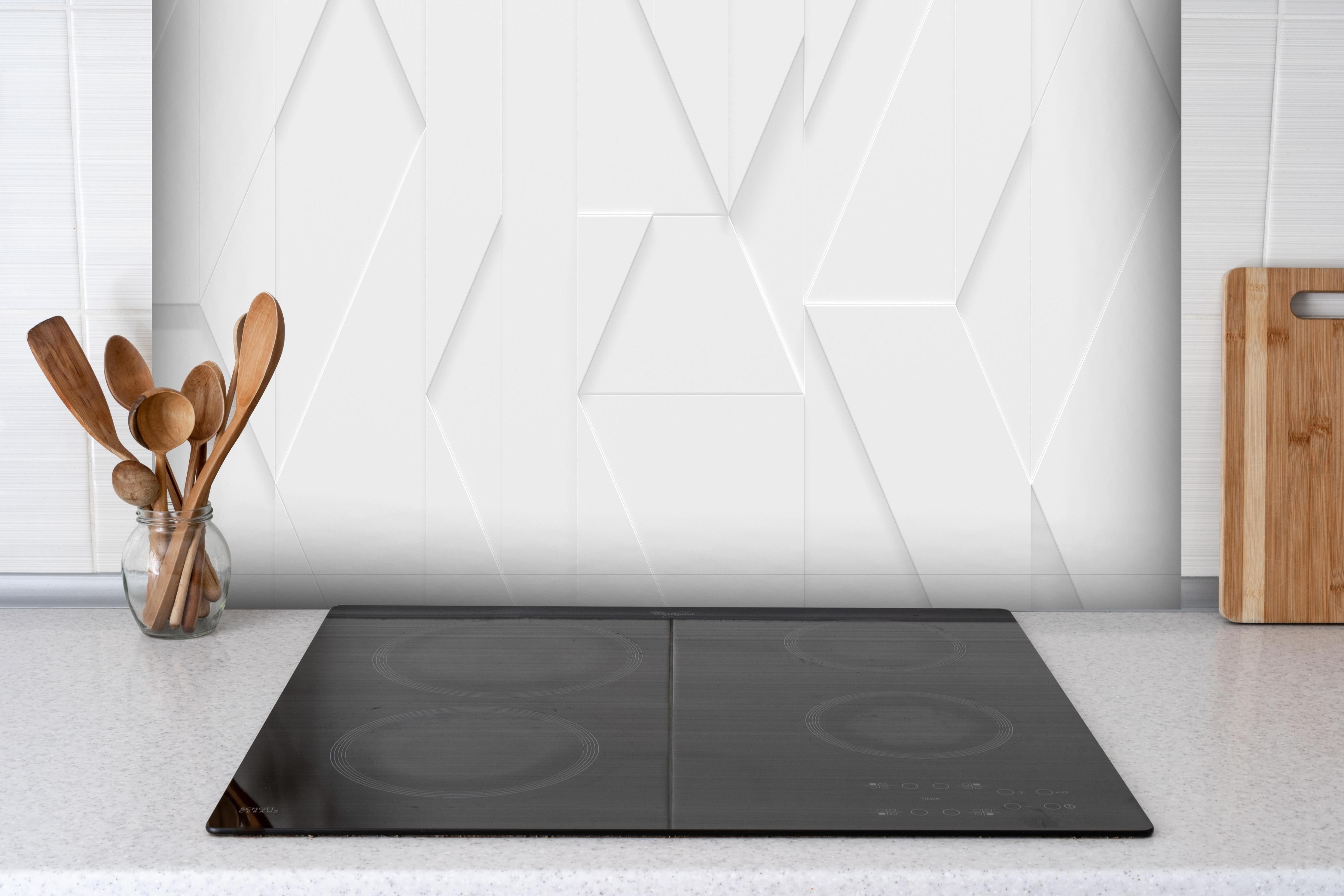 Spritzschutz - Helle Geometrie 3D Grafik in Weiß hinter einem Cerankochfeld zwischen Holz-Kochutensilien
