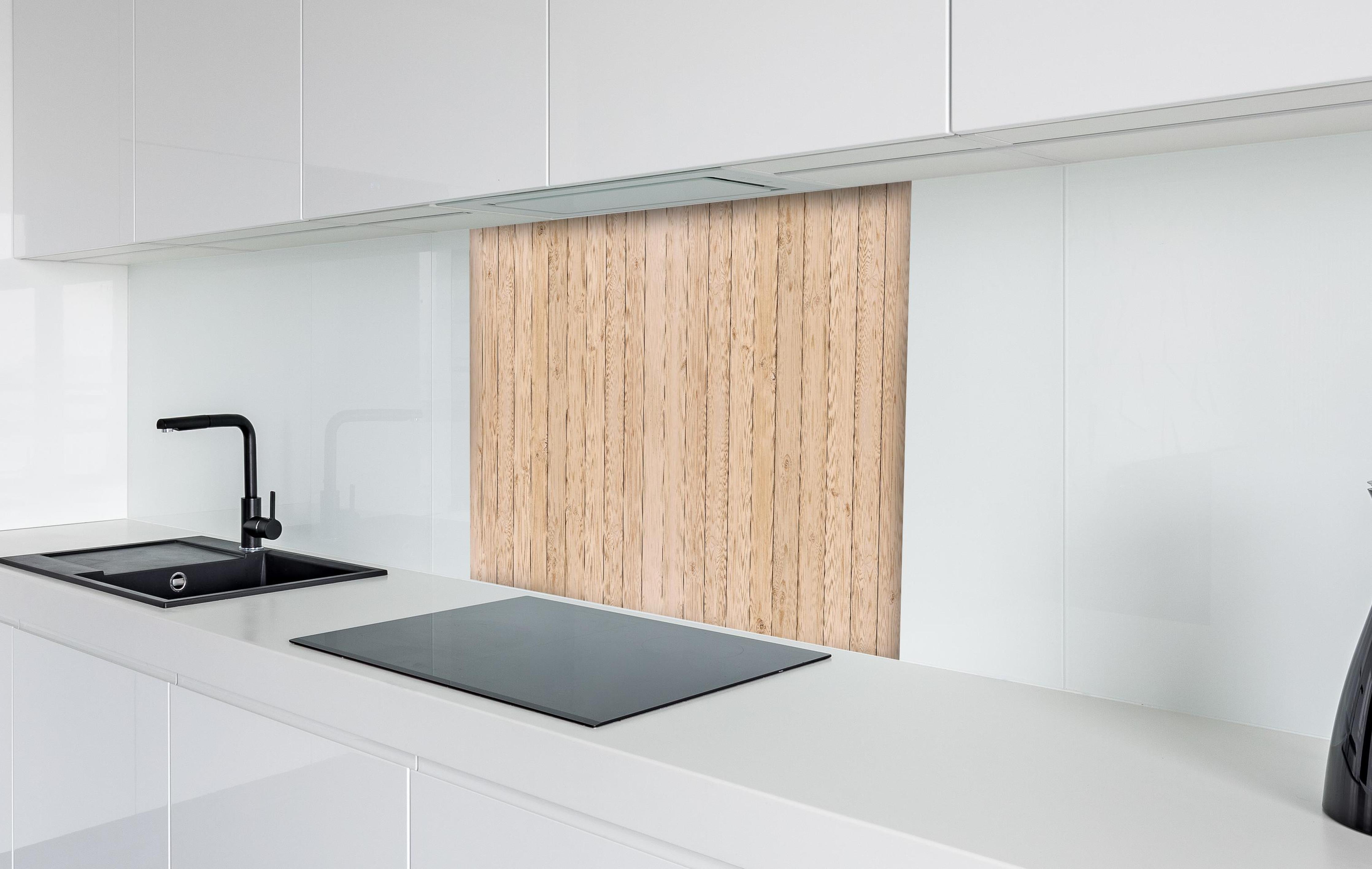 Spritzschutz - Helle Holzplanken  hinter einem Cerankochfeld zwischen Holz-Kochutensilien
