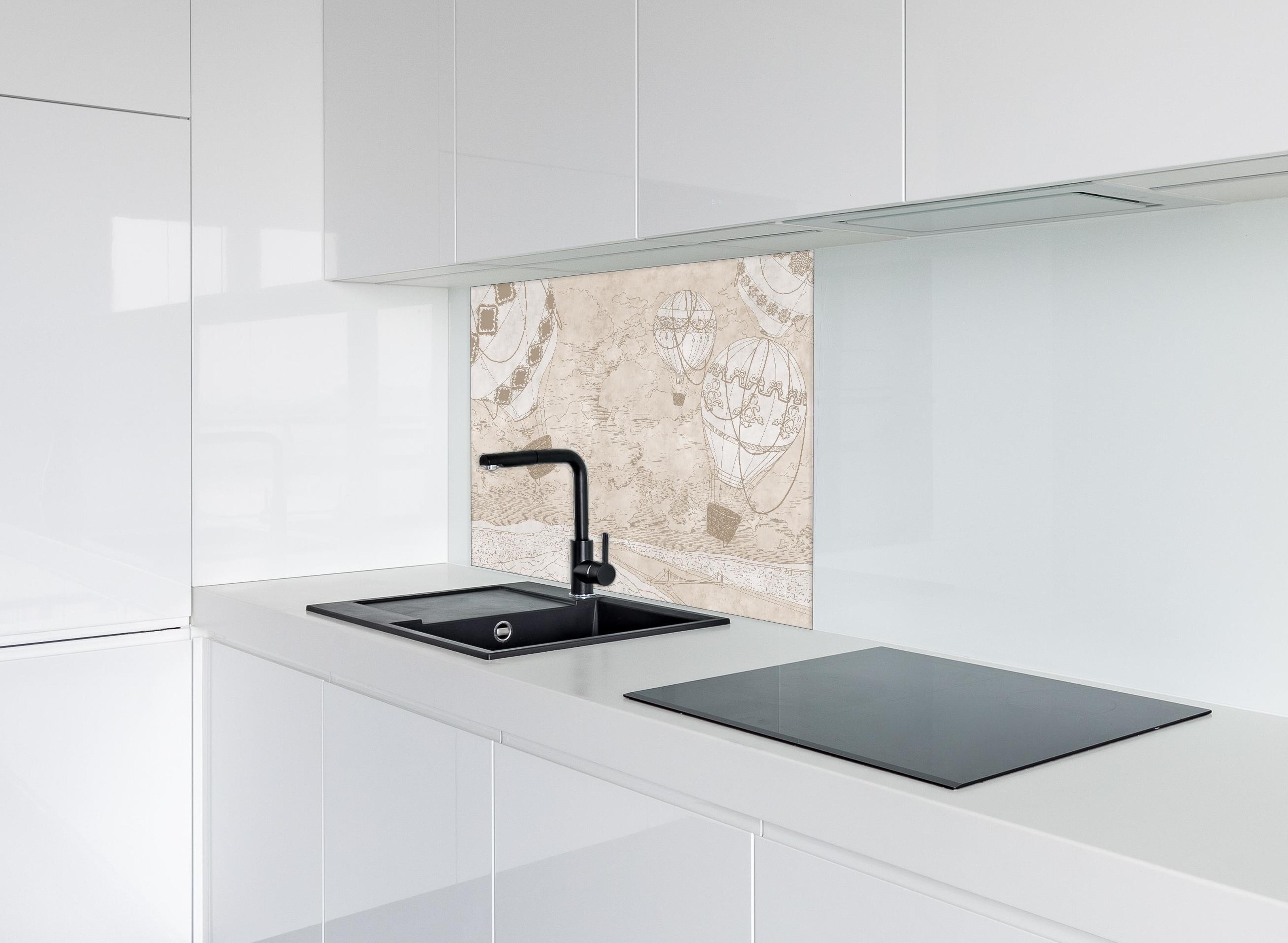 Spritzschutz - Helle Luftballon Zeichnung hinter einem Cerankochfeld zwischen Holz-Kochutensilien
