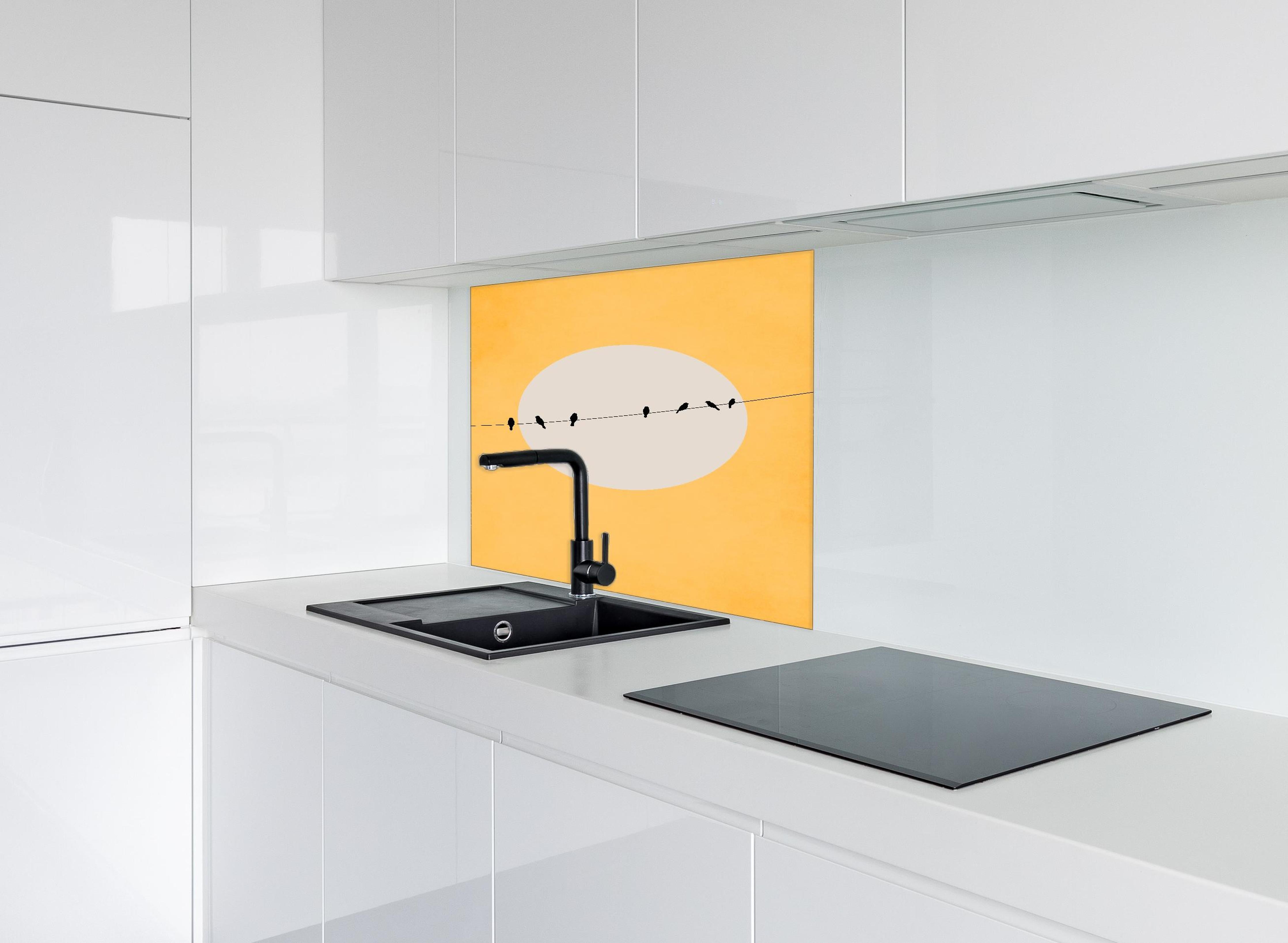 Spritzschutz - Helle Sonne - Gemälde hinter einem Cerankochfeld zwischen Holz-Kochutensilien
