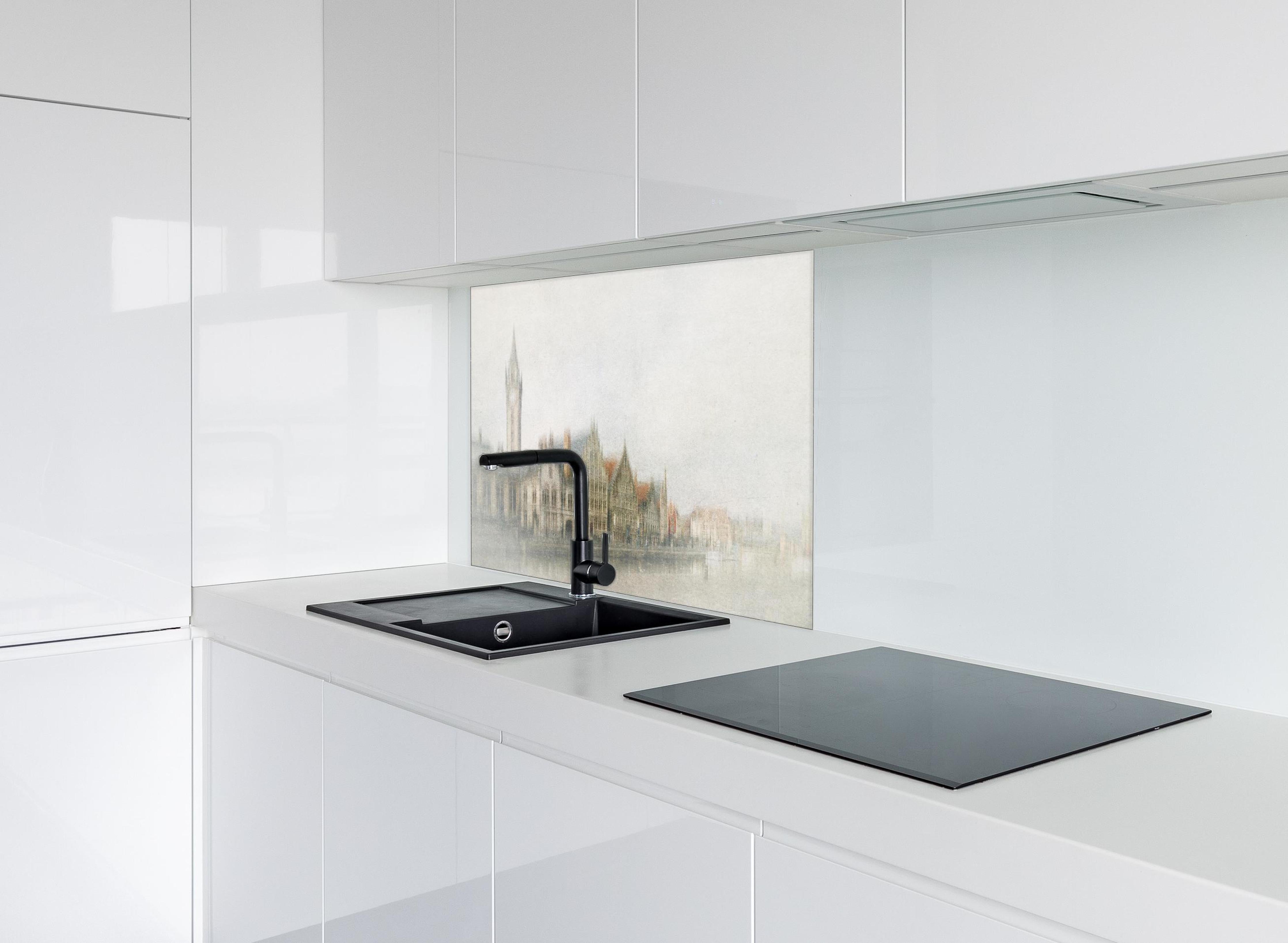 Spritzschutz - Helle Stadtansicht Gent mit Fluss hinter einem Cerankochfeld zwischen Holz-Kochutensilien
