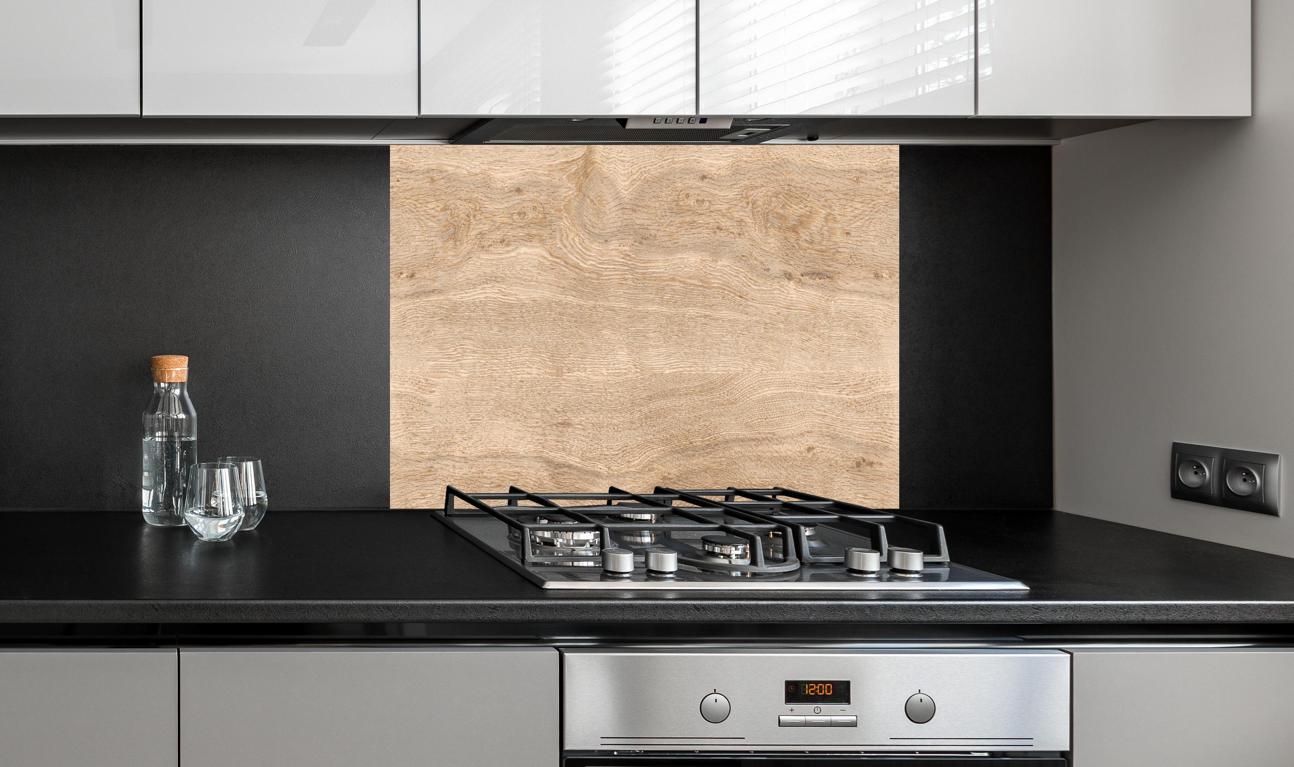 Spritzschutz - Helles trockenes Holz hinter einem Cerankochfeld zwischen Holz-Kochutensilien
