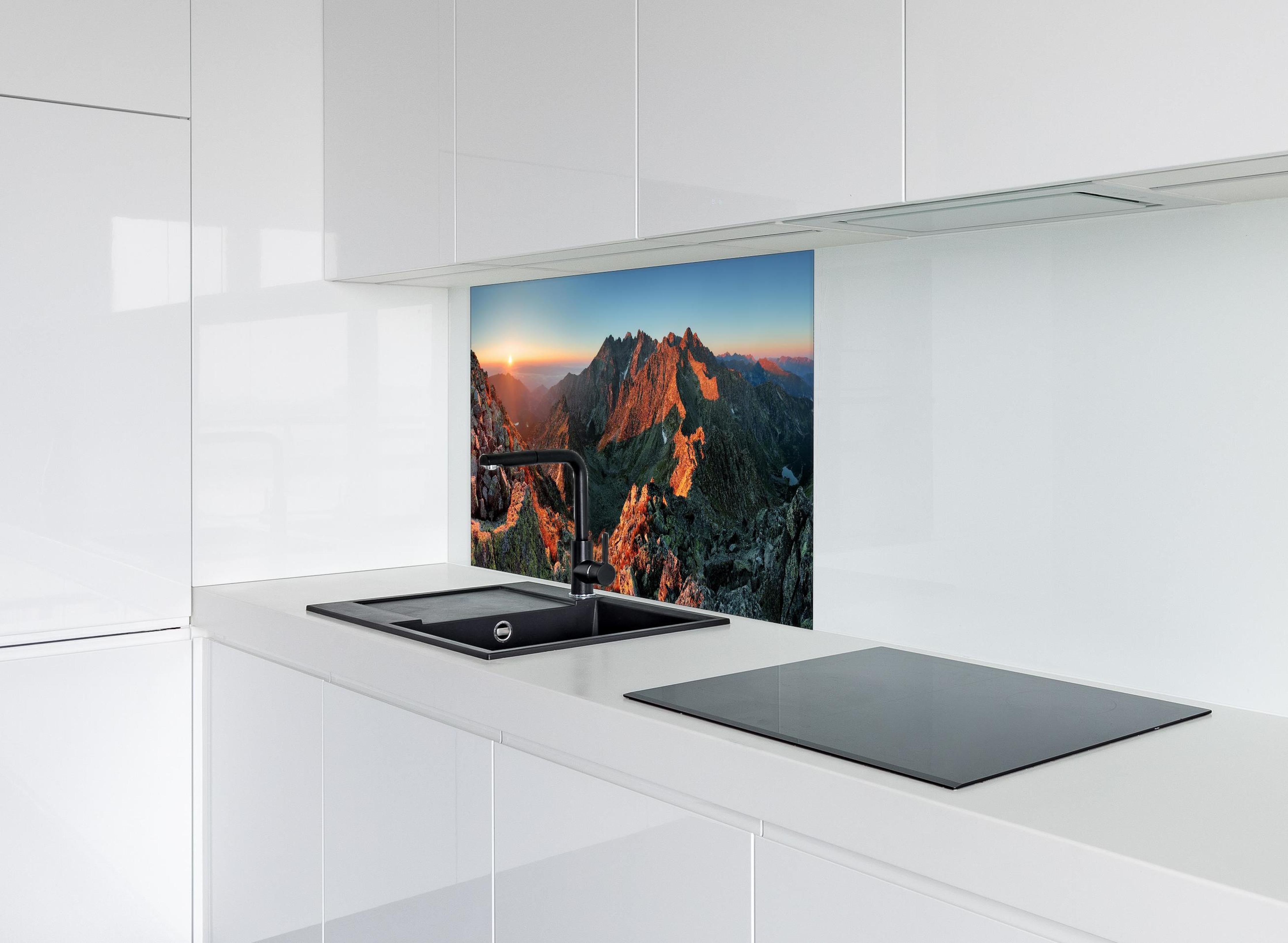 Spritzschutz - Herbstliche Berglandschaft hinter einem Cerankochfeld zwischen Holz-Kochutensilien
