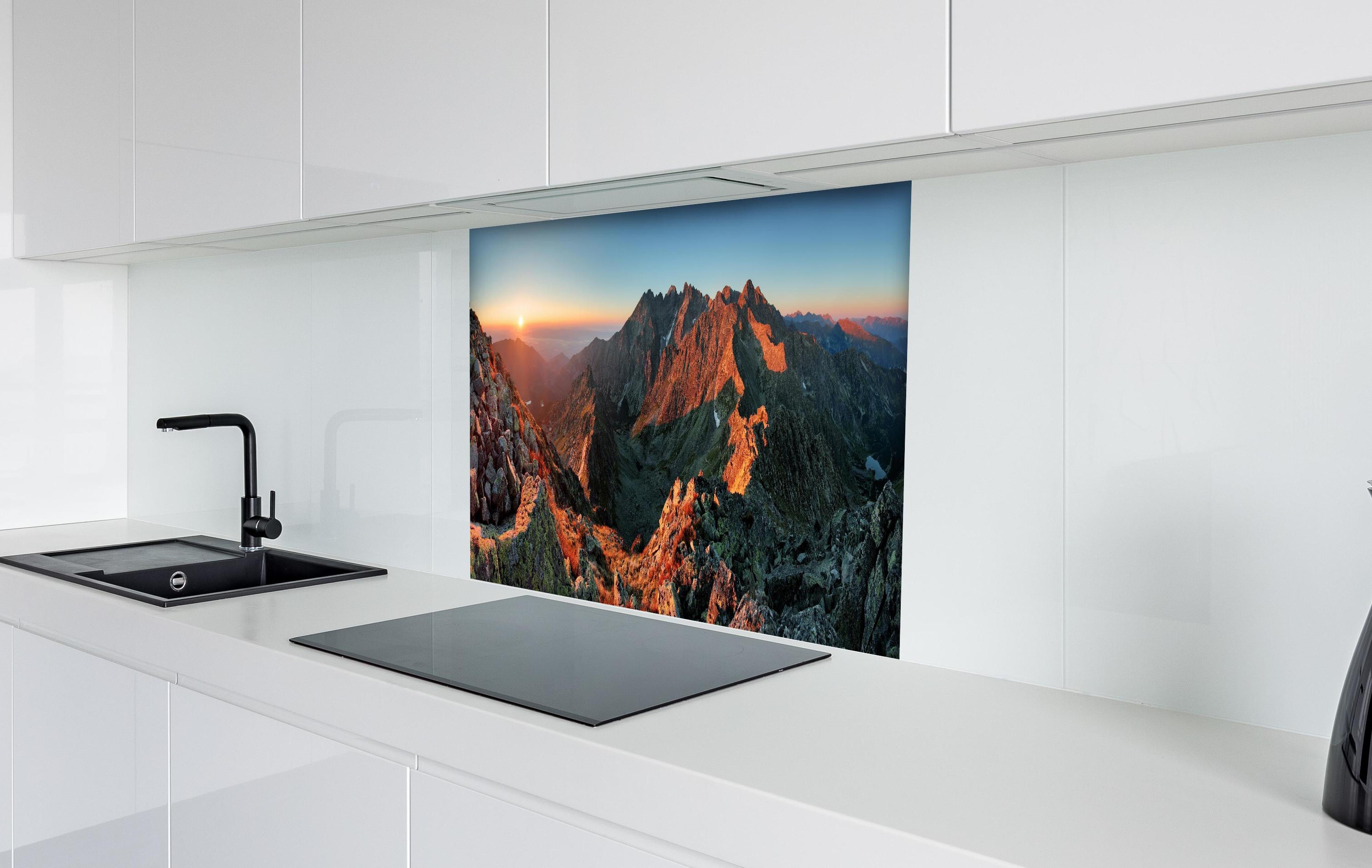 Spritzschutz - Herbstliche Berglandschaft hinter einem Cerankochfeld zwischen Holz-Kochutensilien
