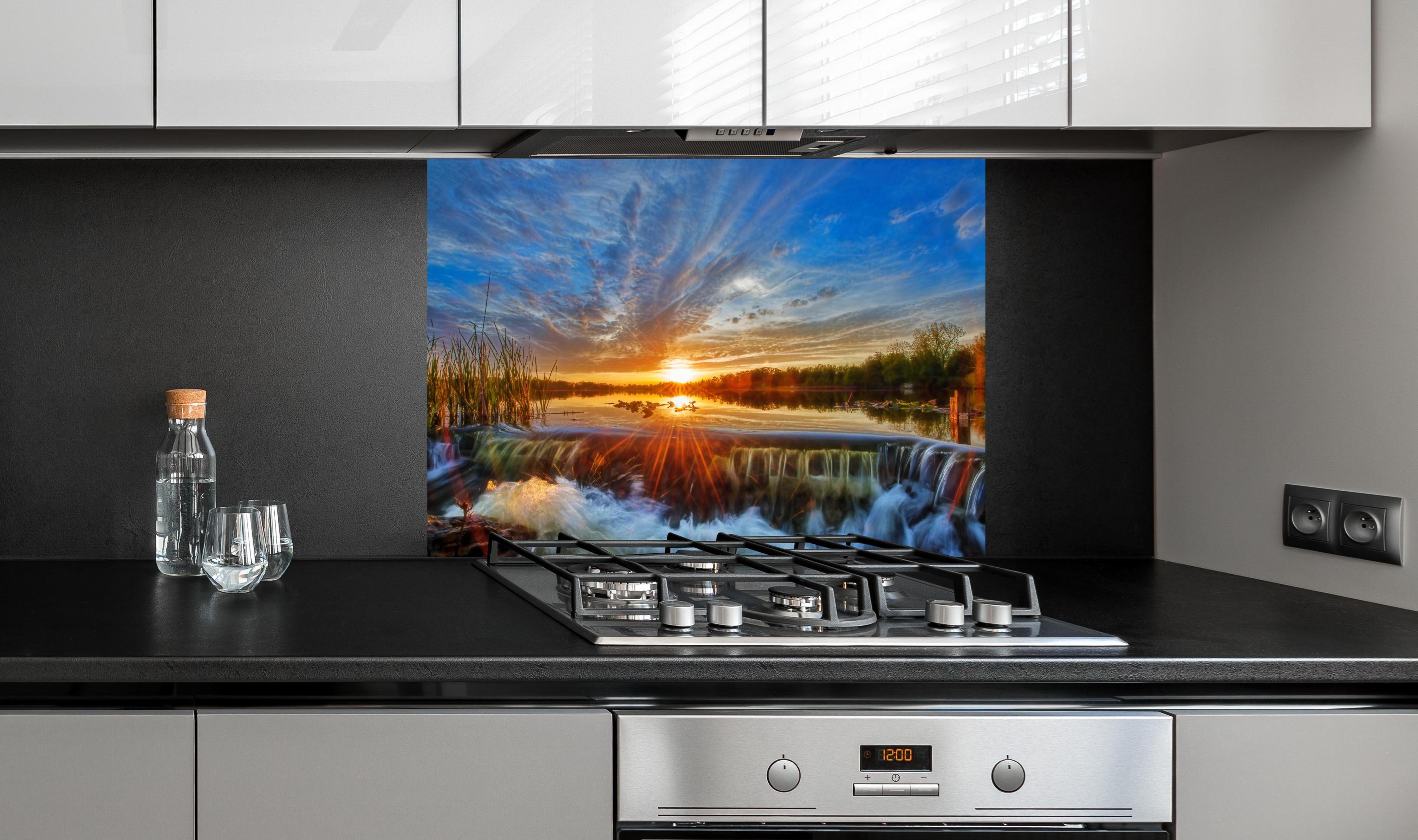 Spritzschutz - Herbstlicher Sonnenuntergang hinter einem Cerankochfeld zwischen Holz-Kochutensilien
