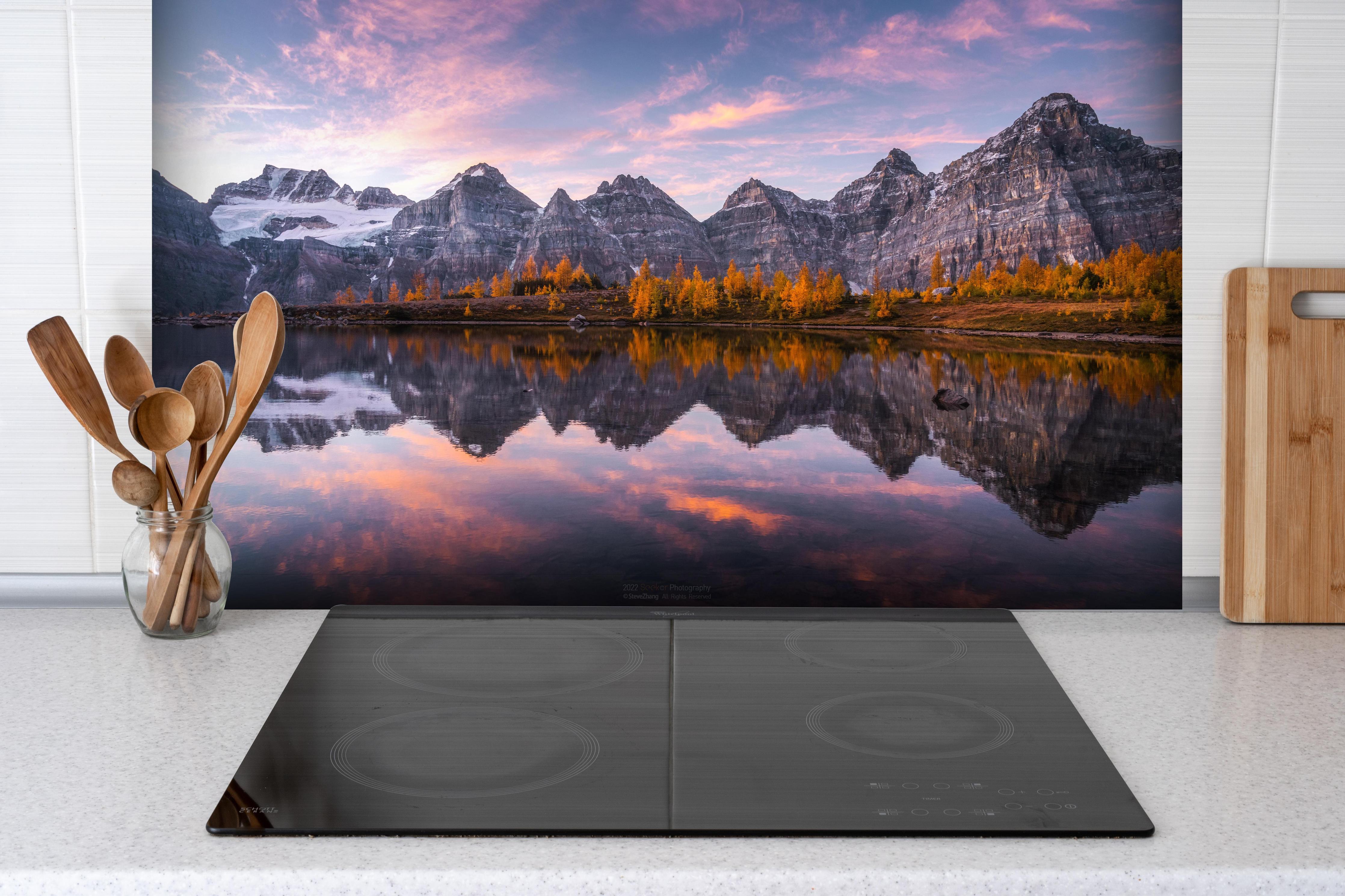 Spritzschutz - Herbstmorgen an Moraine Lake, Kanada hinter einem Cerankochfeld zwischen Holz-Kochutensilien
