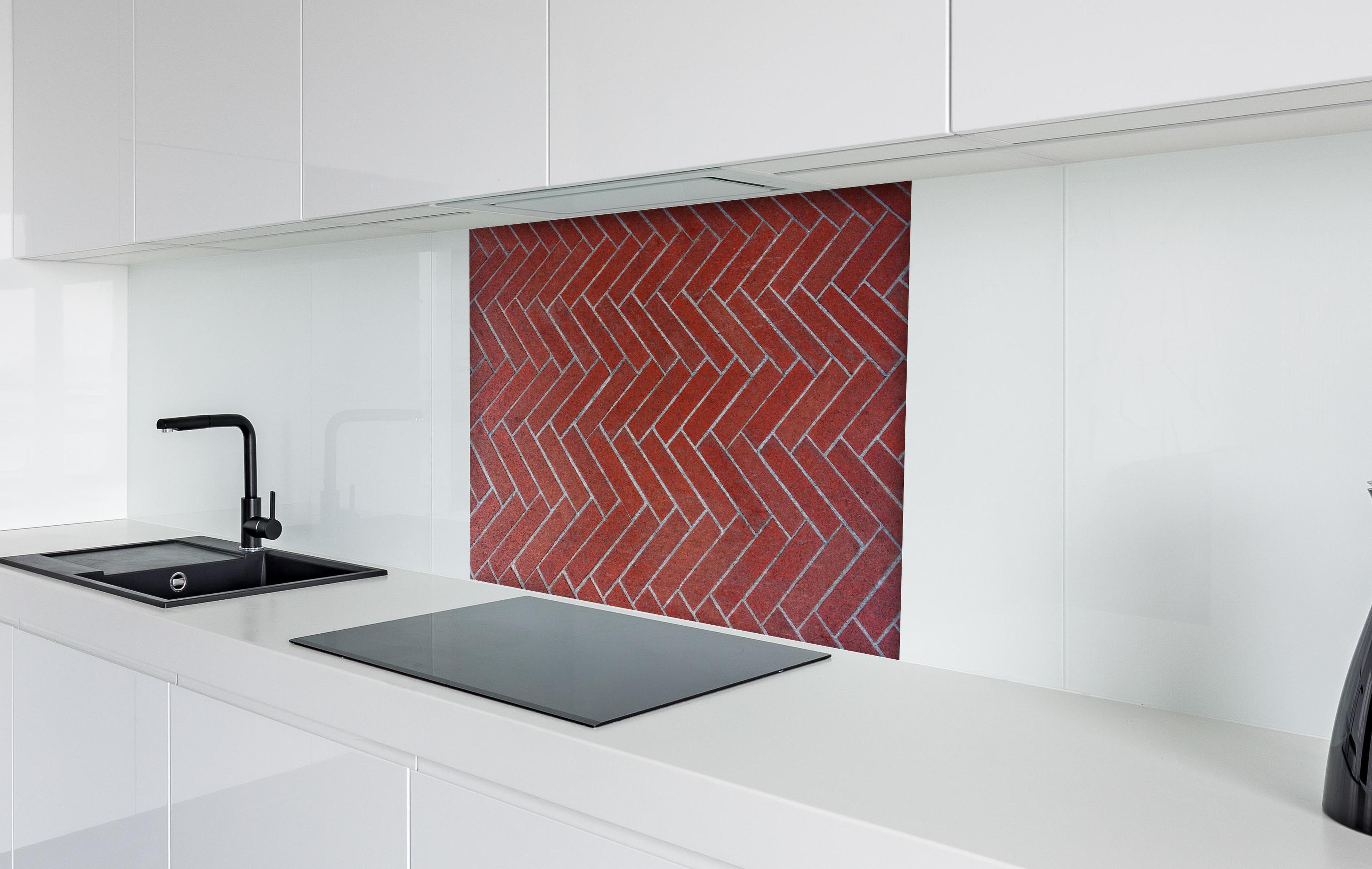 Spritzschutz - Herringbone Pattern Red Outdoor Bricks hinter einem Cerankochfeld zwischen Holz-Kochutensilien
