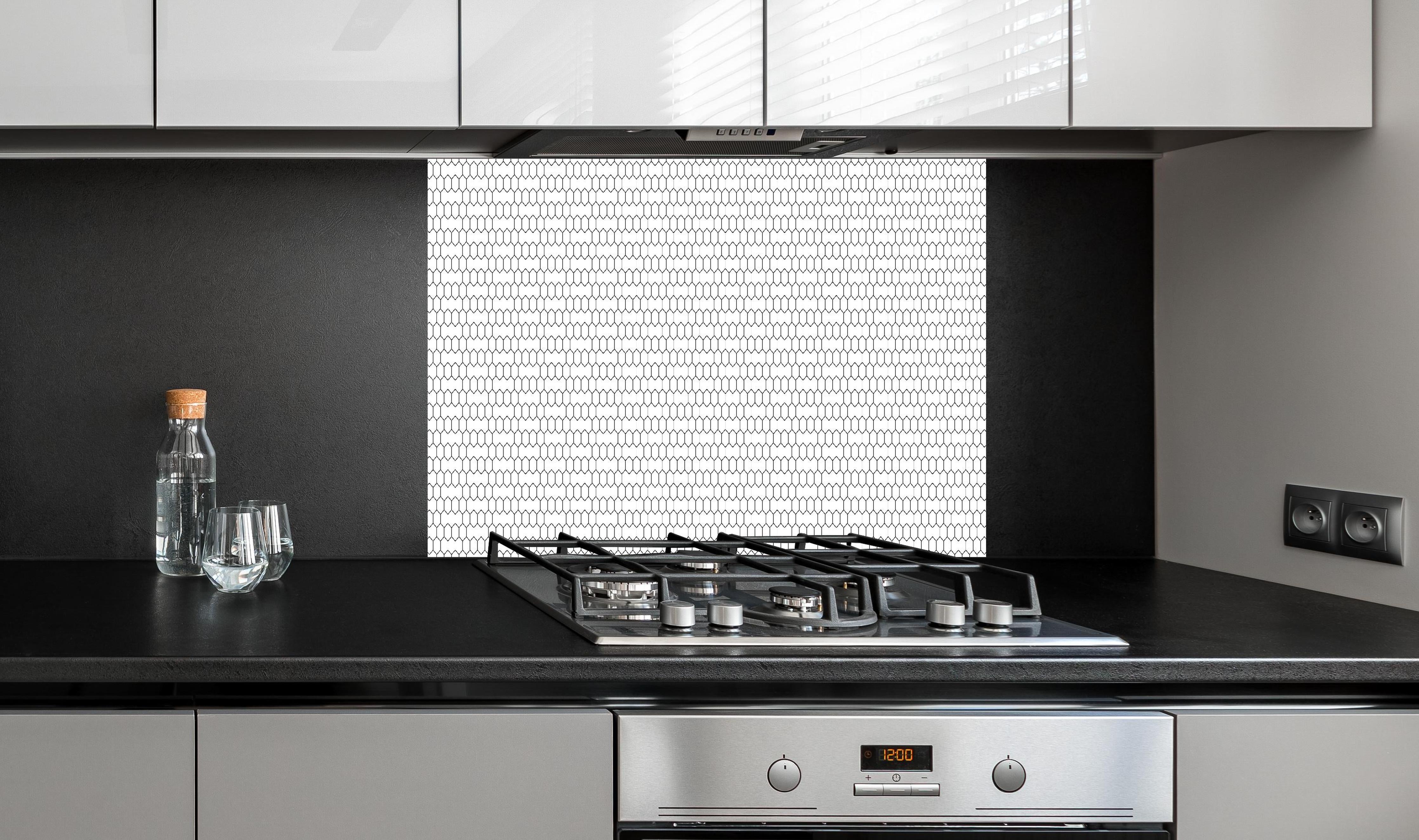 Spritzschutz - Hexagonale Grafikstruktur in Schwarz-Weiß hinter einem Cerankochfeld zwischen Holz-Kochutensilien
