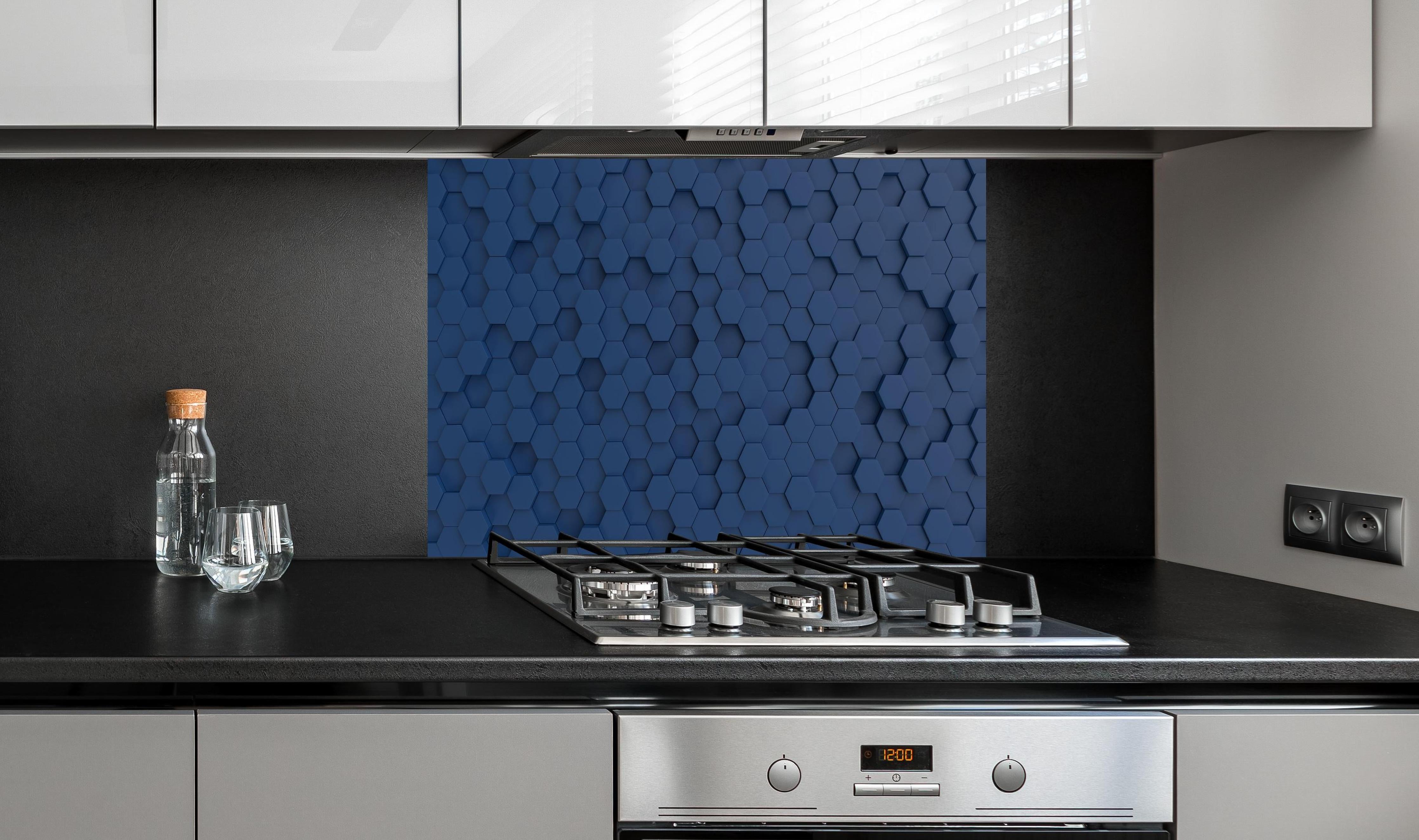 Spritzschutz - Hexagonale dunkelblaue Struktur 3D Textur hinter einem Cerankochfeld zwischen Holz-Kochutensilien
