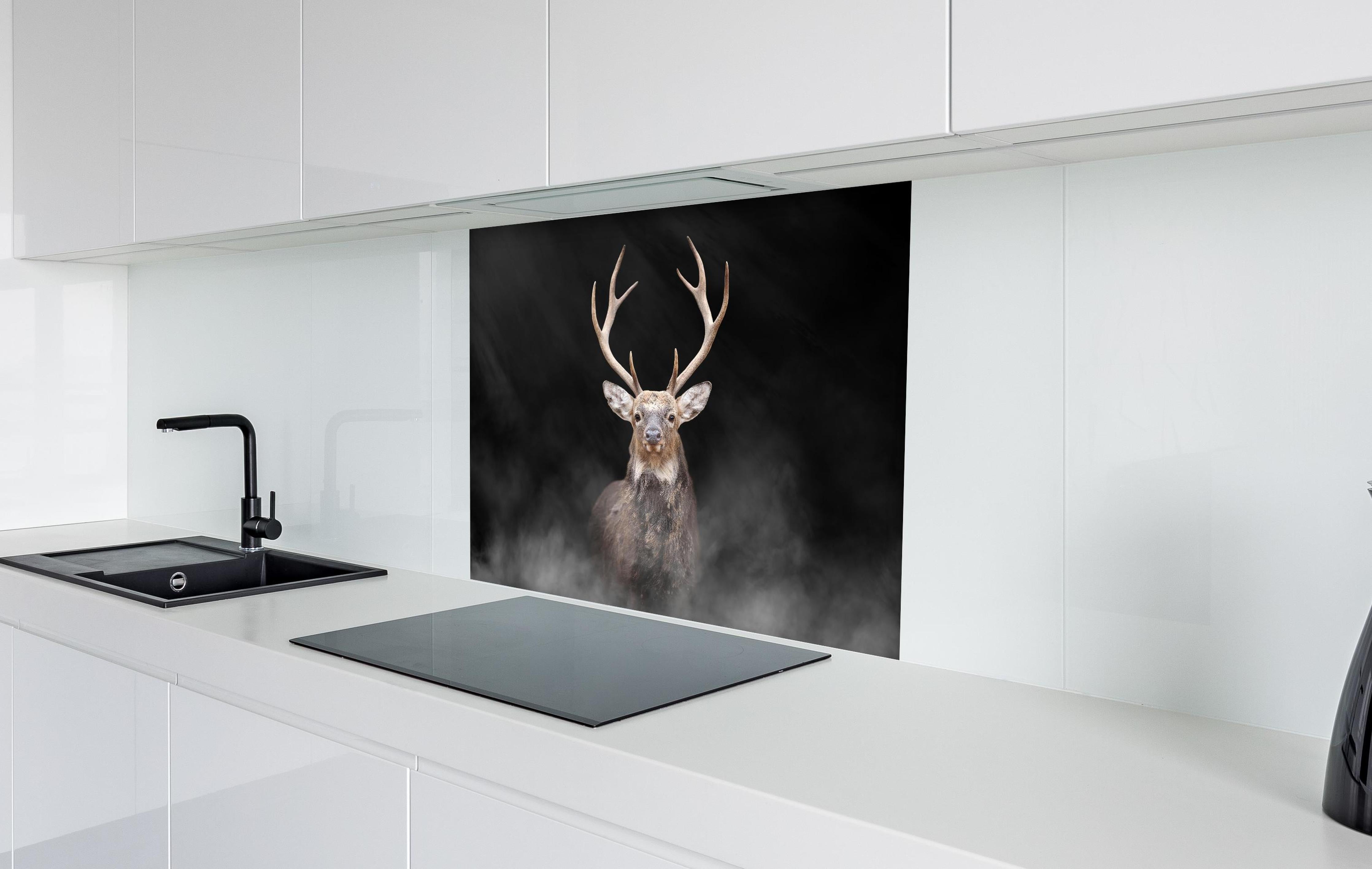 Spritzschutz - Hirsch frontal im Nebel hinter einem Cerankochfeld zwischen Holz-Kochutensilien
