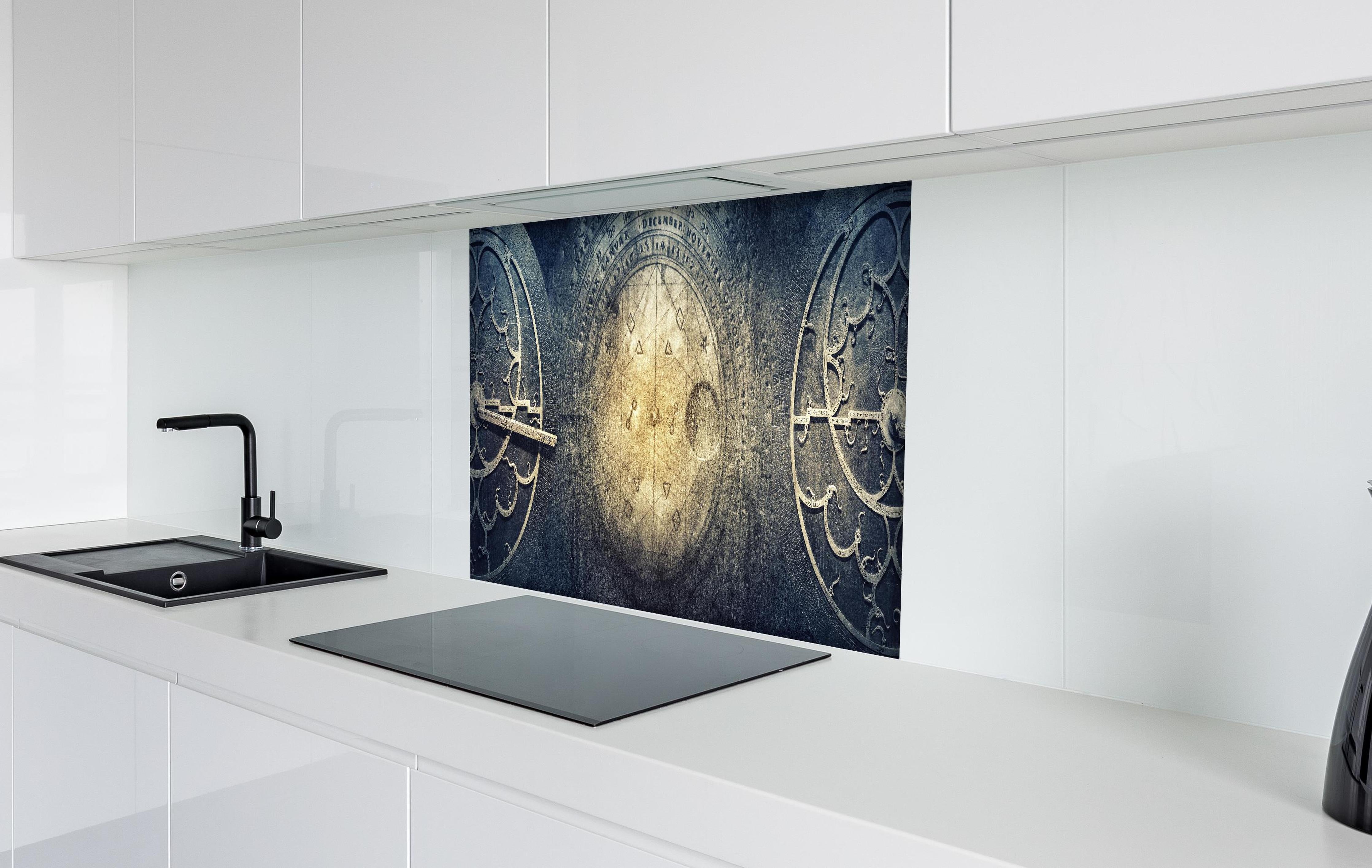 Spritzschutz - Historische Astronomiegeräte auf Vintage-Papier hinter einem Cerankochfeld zwischen Holz-Kochutensilien
