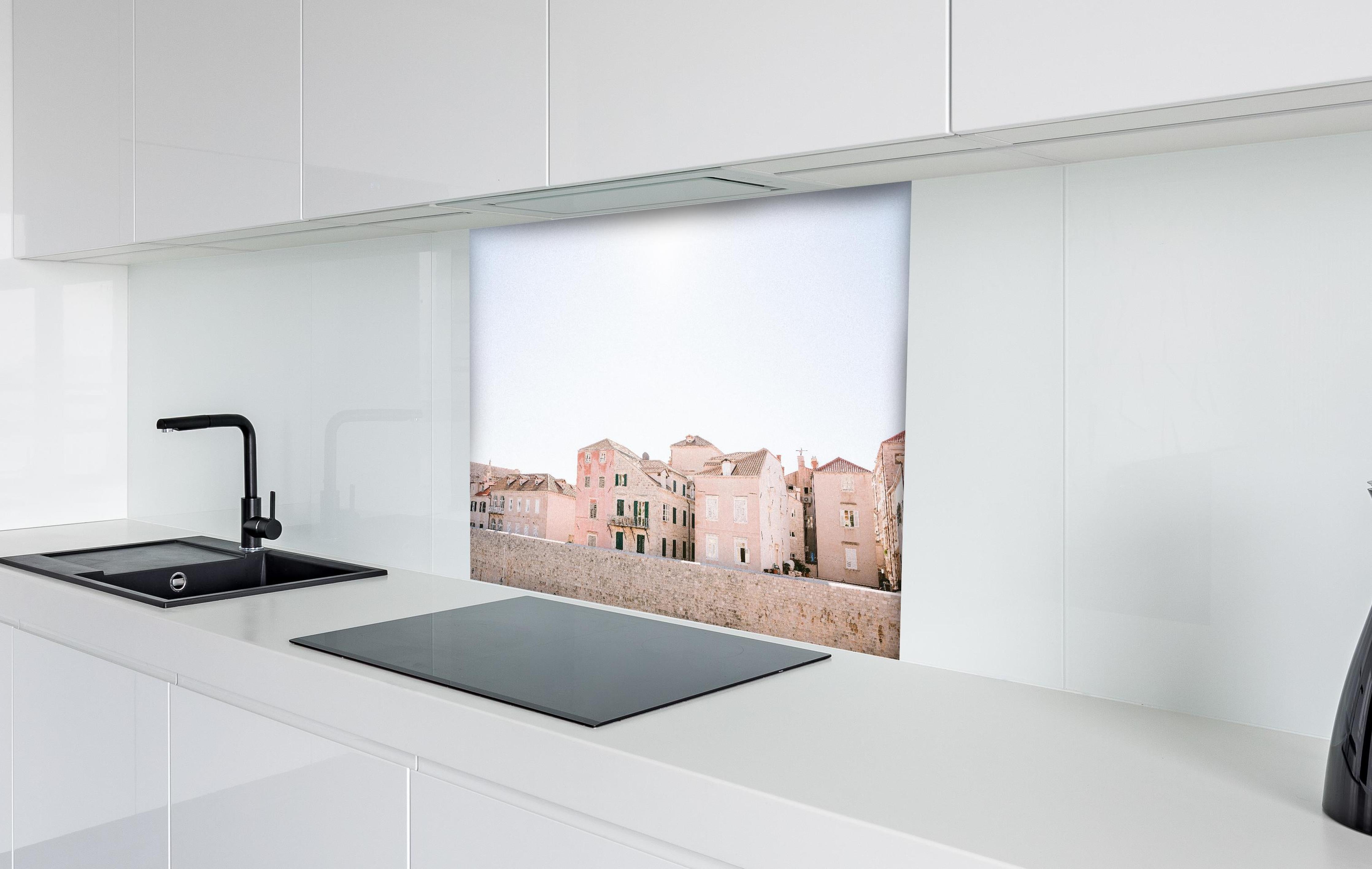 Spritzschutz - Historische Bauten Dubrovnik in Pastell hinter einem Cerankochfeld zwischen Holz-Kochutensilien
