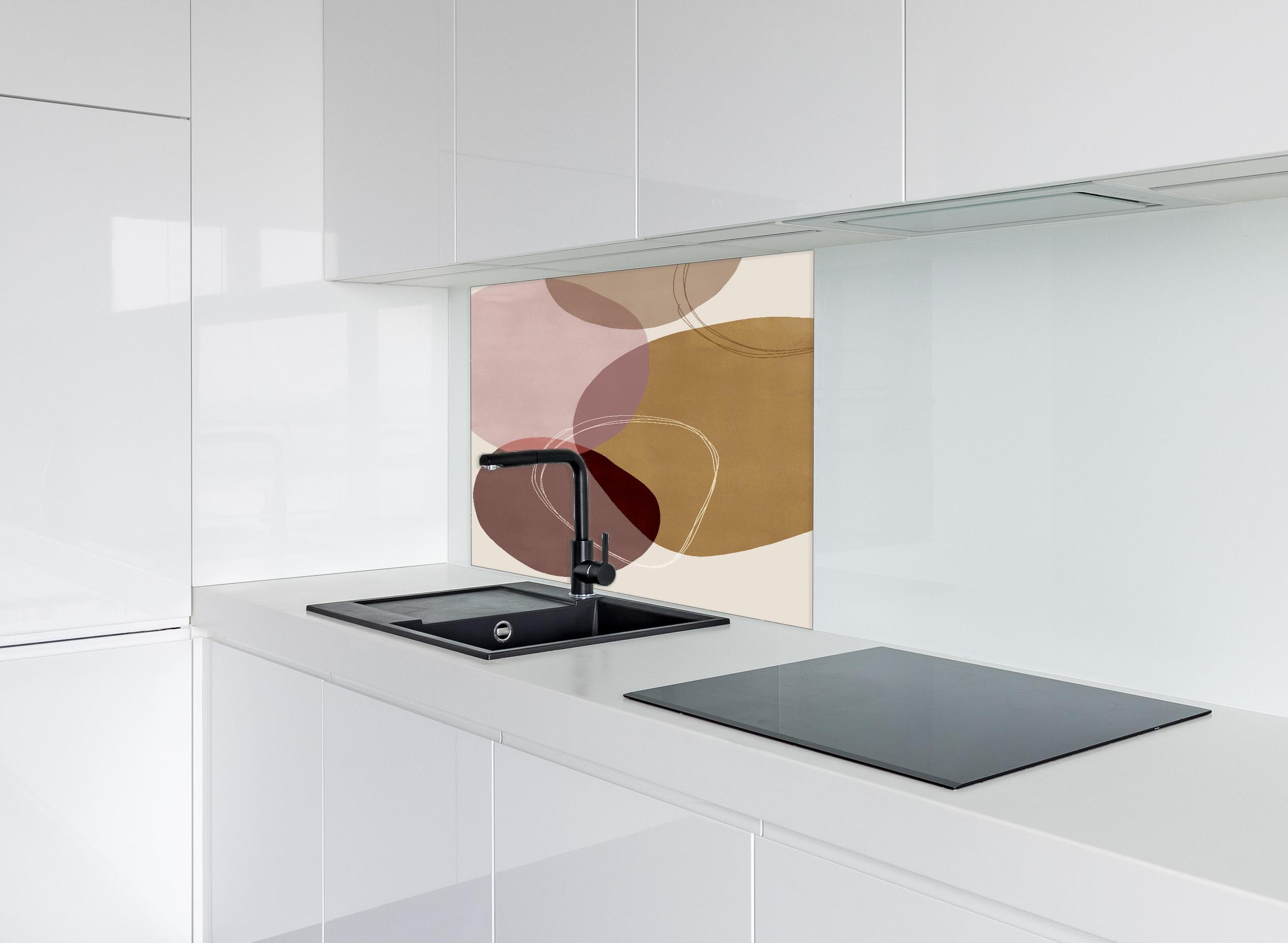 Spritzschutz - Historische Gebäudefassade unter Wolkenhimmel hinter einem Cerankochfeld zwischen Holz-Kochutensilien
