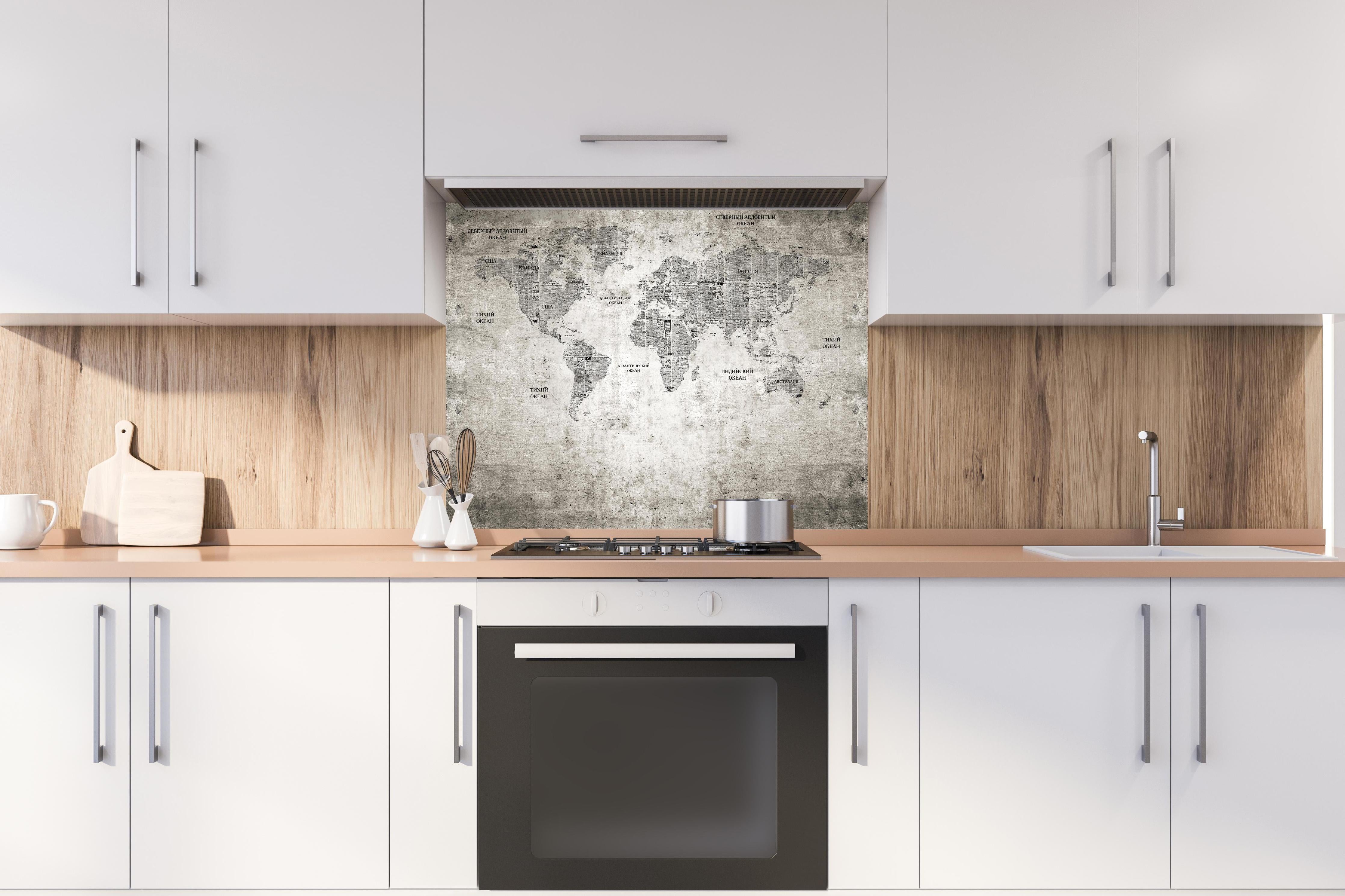 Spritzschutz - Historische Weltkarte - Grunge hinter einem Cerankochfeld zwischen Holz-Kochutensilien
