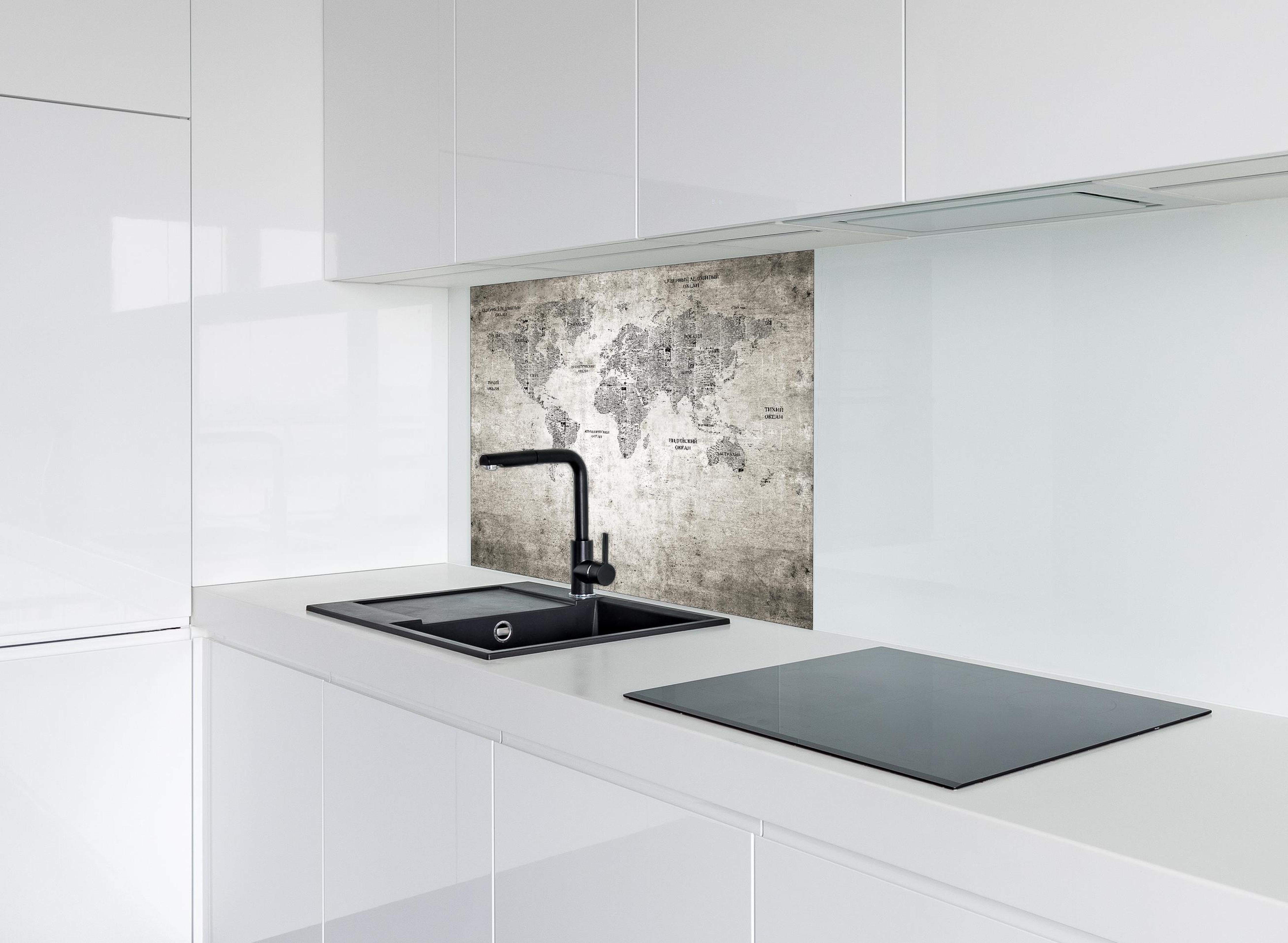 Spritzschutz - Historische Weltkarte - Grunge hinter einem Cerankochfeld zwischen Holz-Kochutensilien
