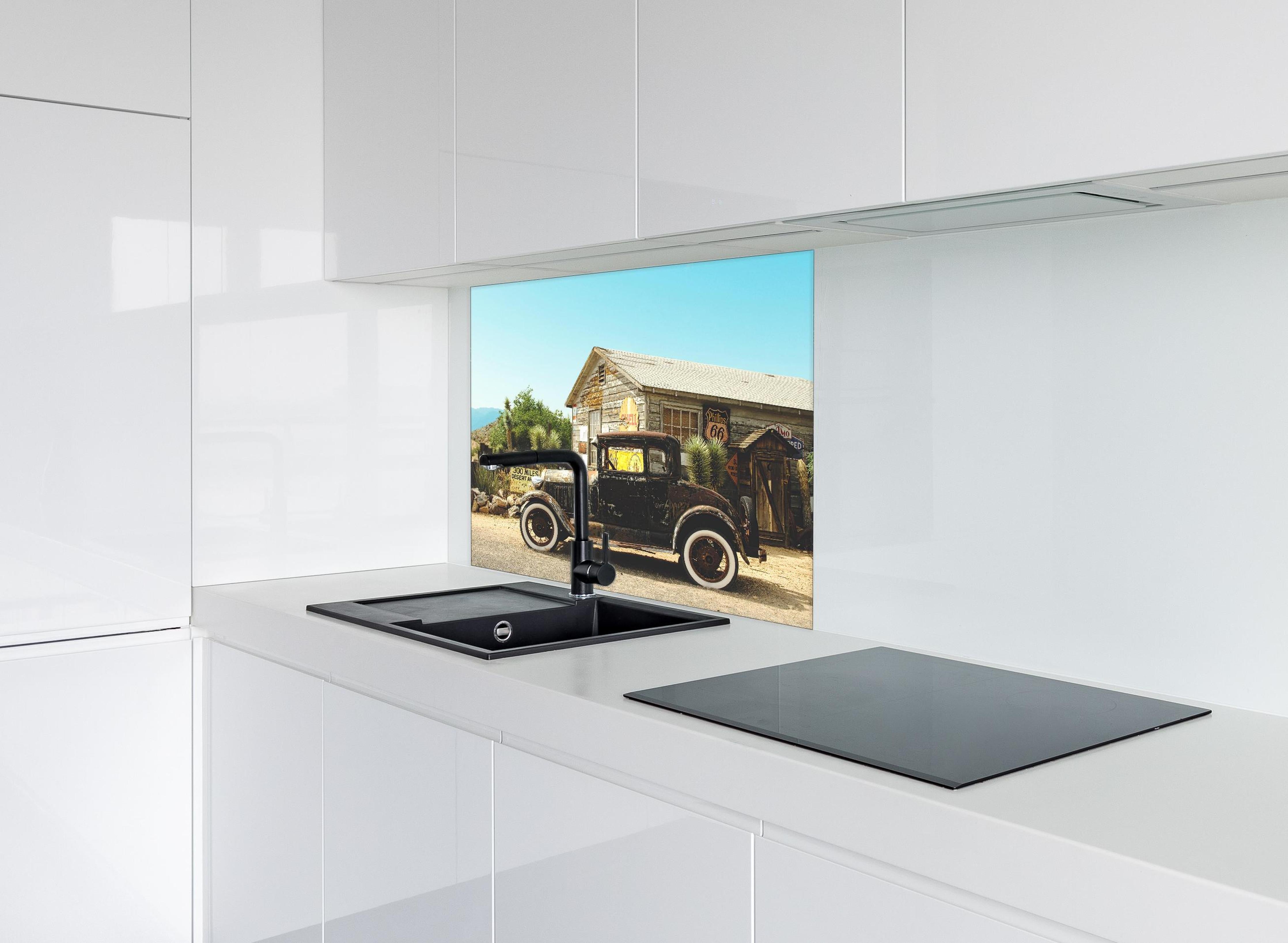 Spritzschutz - Historischer Oldtimer vor Arizona-Gebäude hinter einem Cerankochfeld zwischen Holz-Kochutensilien
