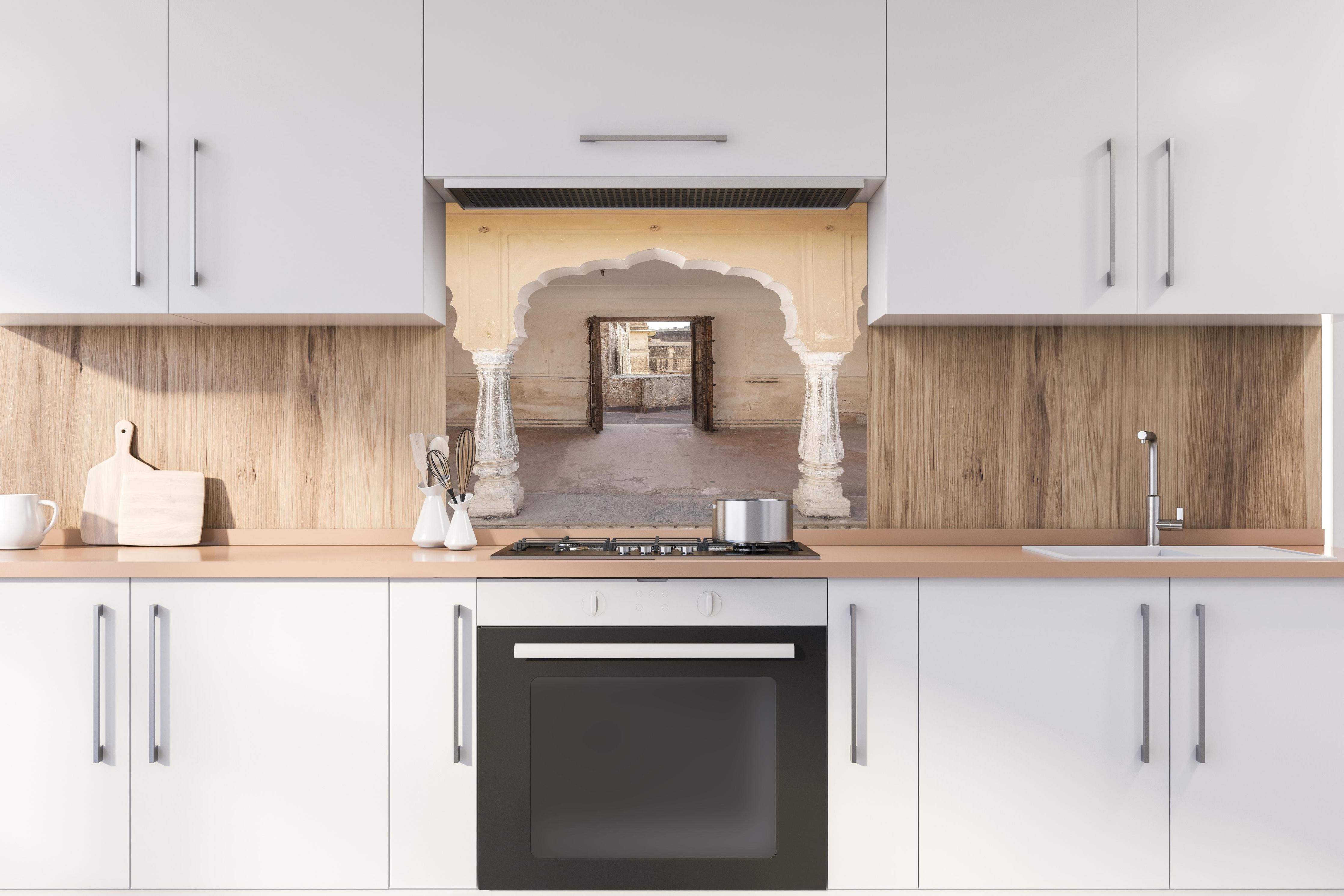 Spritzschutz - Historisches Weiß-Graues Tor Design hinter einem Cerankochfeld zwischen Holz-Kochutensilien
