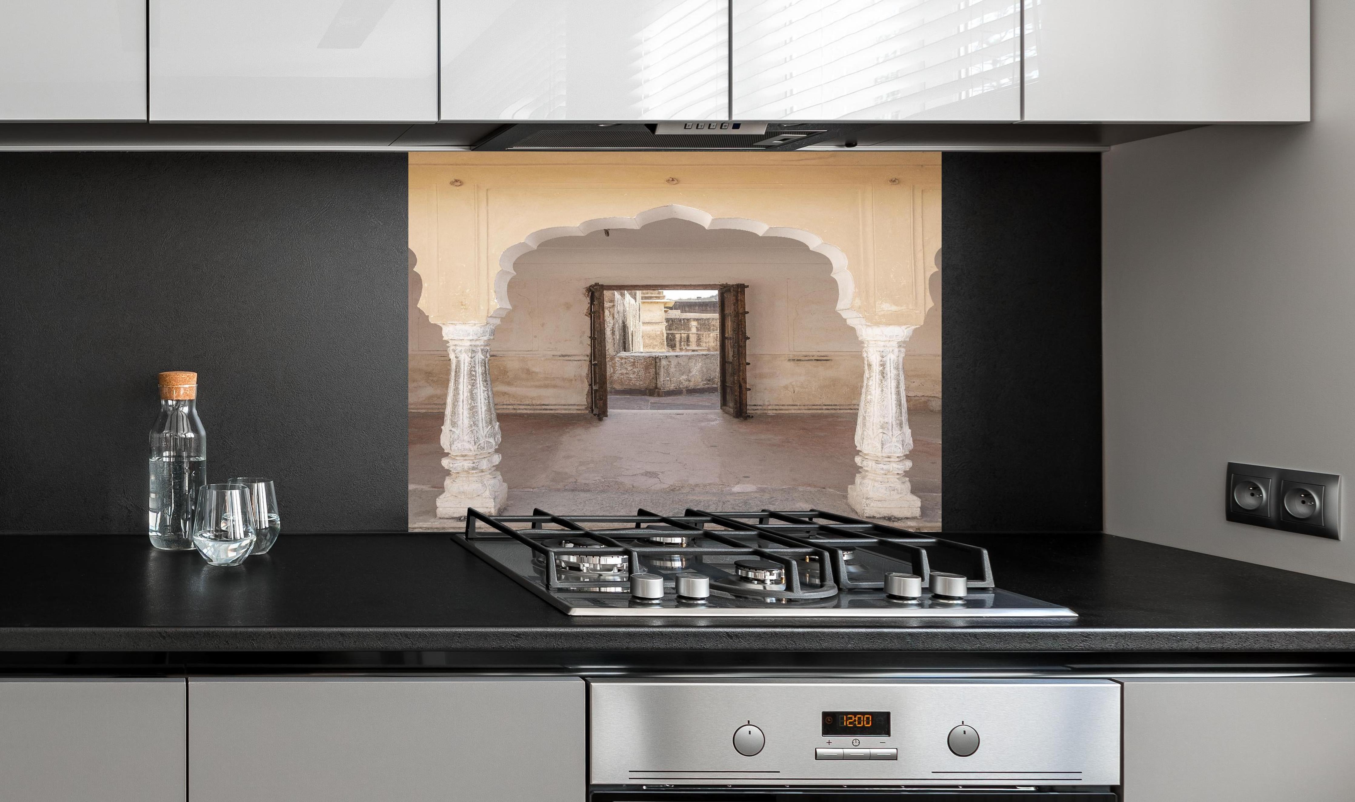 Spritzschutz - Historisches Weiß-Graues Tor Design hinter einem Cerankochfeld zwischen Holz-Kochutensilien
