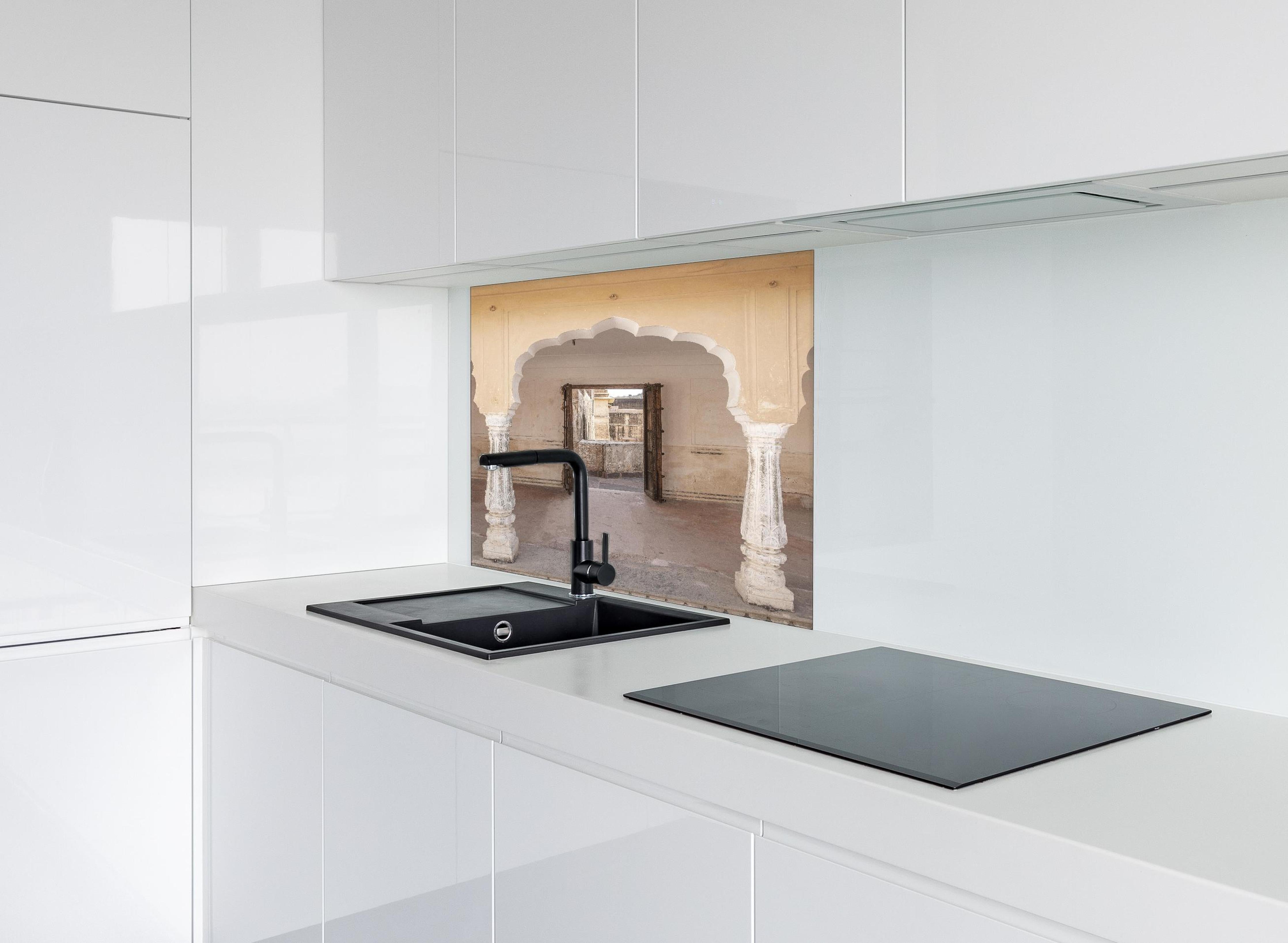 Spritzschutz - Historisches Weiß-Graues Tor Design hinter einem Cerankochfeld zwischen Holz-Kochutensilien
