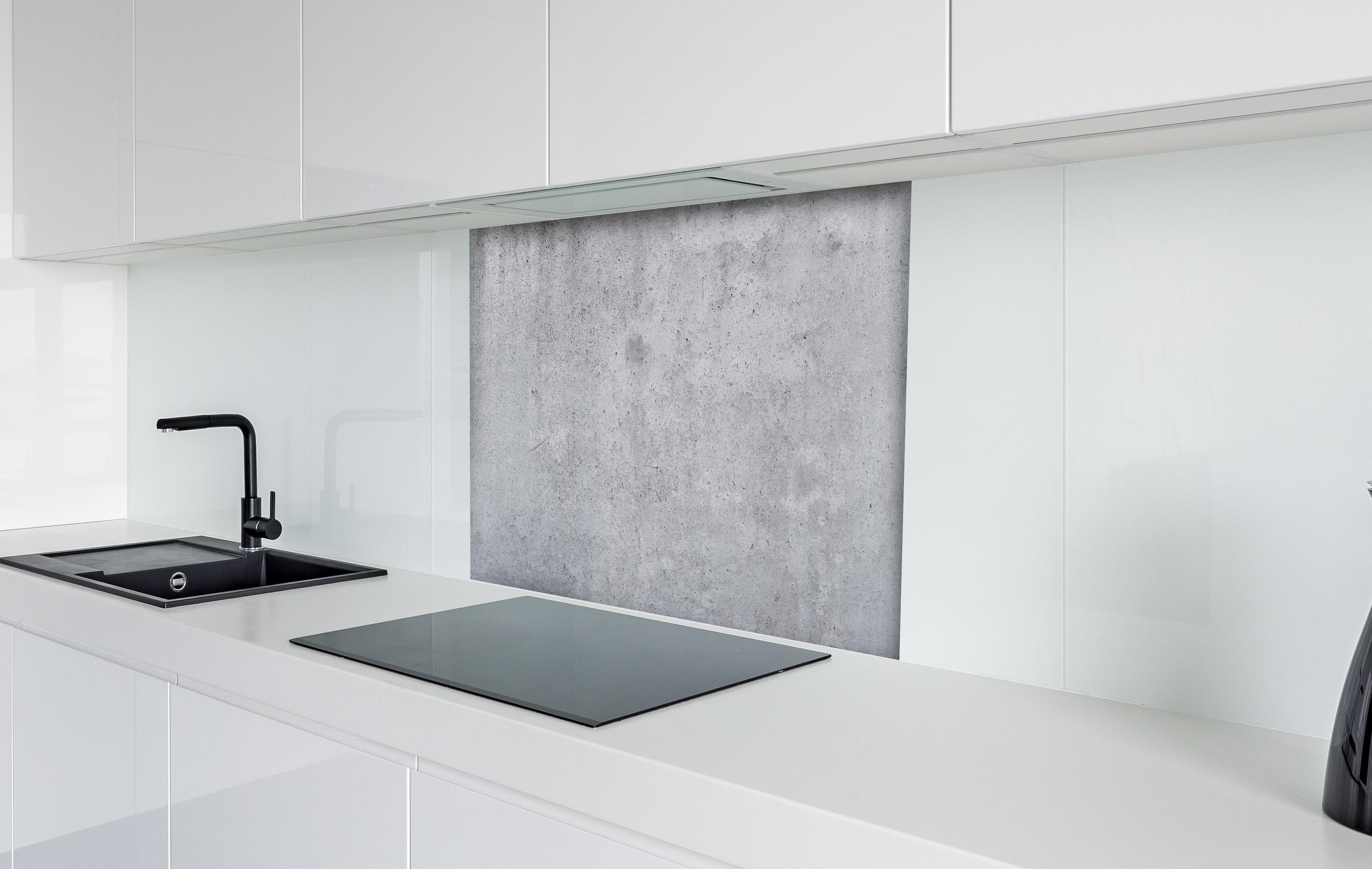 Spritzschutz - Hochauflösende Beton-Tapete hinter einem Cerankochfeld zwischen Holz-Kochutensilien
