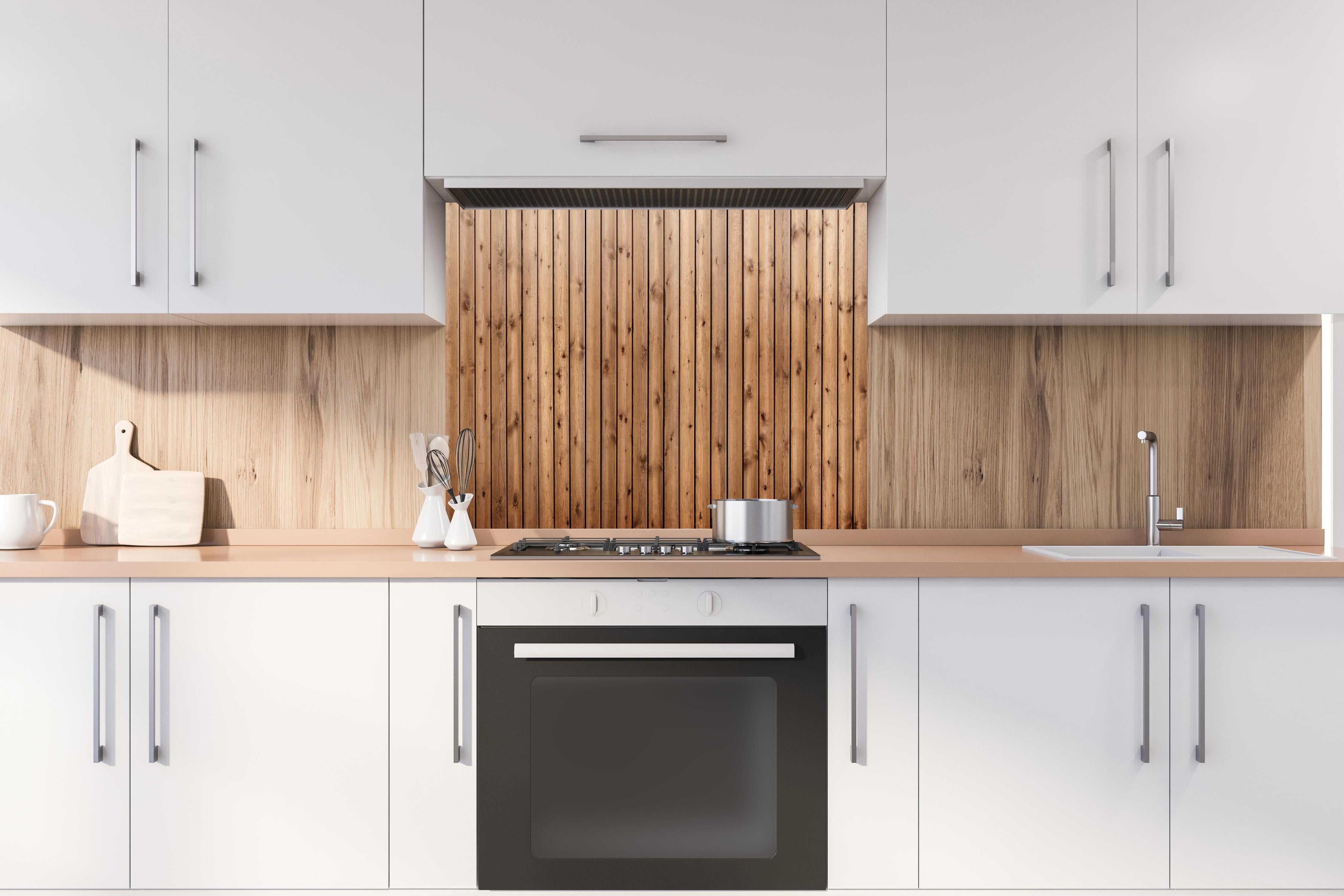 Spritzschutz - Hochauflösende Holzbrett-Struktur hinter einem Cerankochfeld zwischen Holz-Kochutensilien
