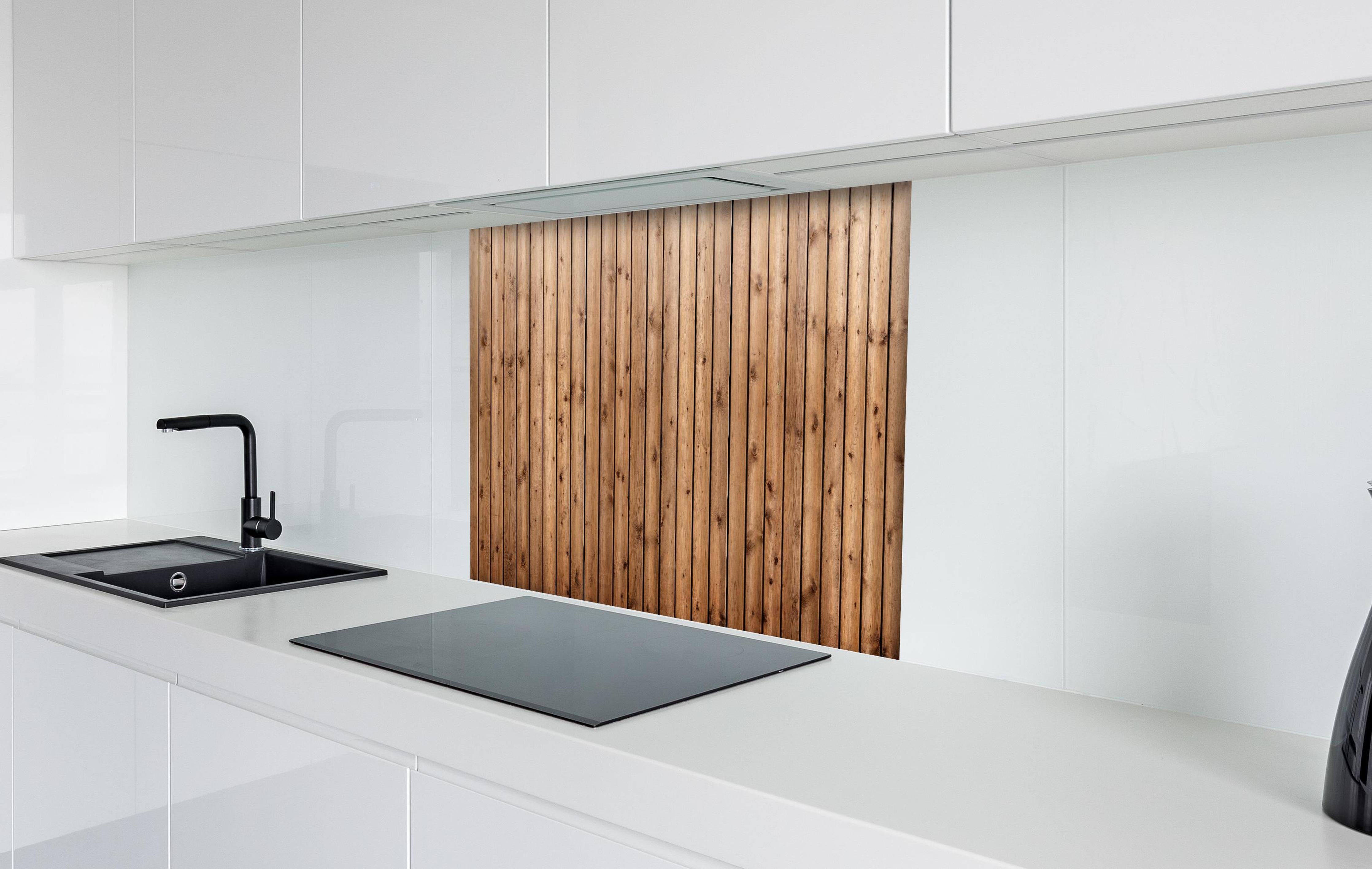 Spritzschutz - Hochauflösende Holzbrett-Struktur hinter einem Cerankochfeld zwischen Holz-Kochutensilien
