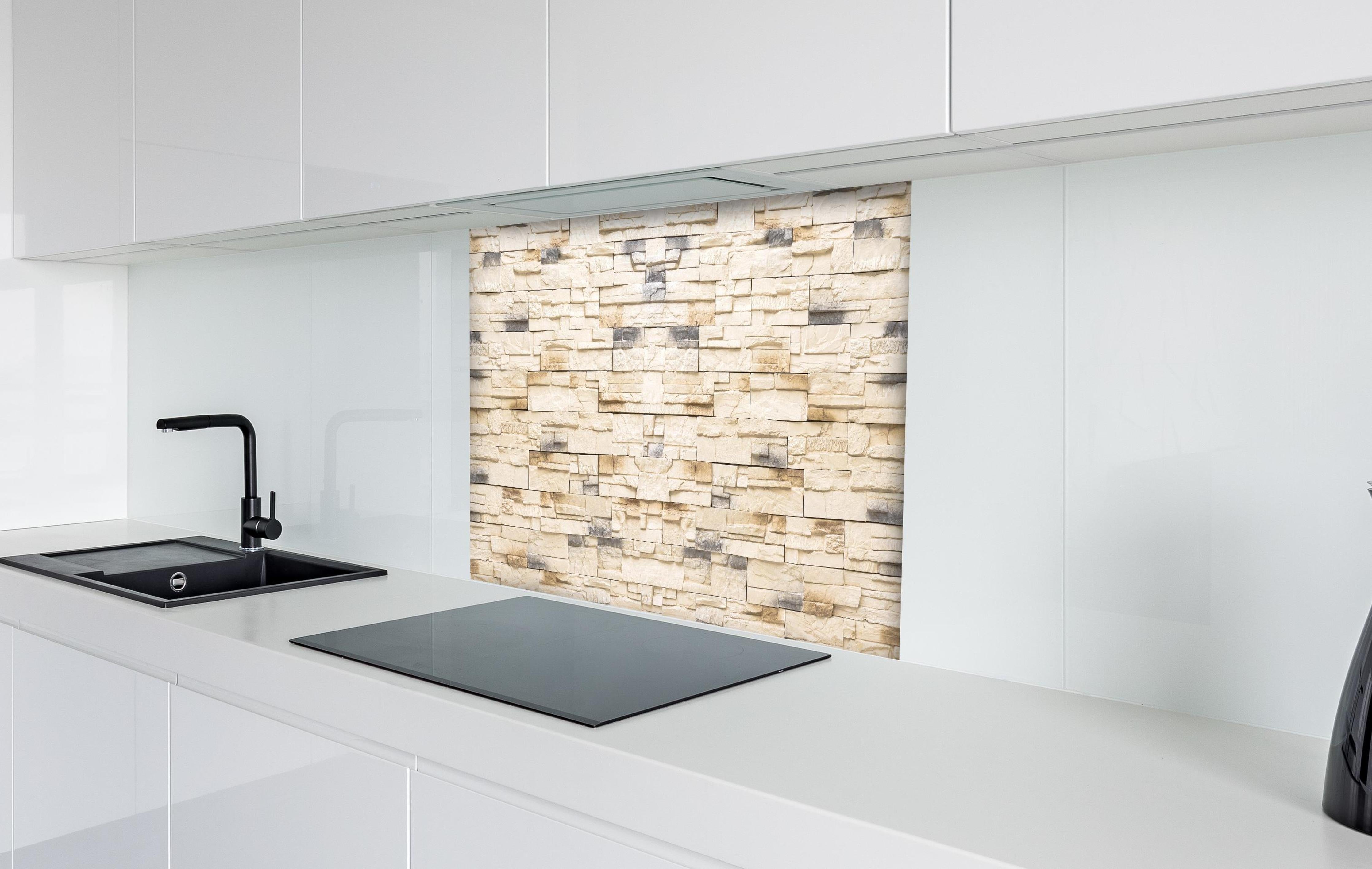 Spritzschutz - Hochwertige Alte Weiße Vintage Backsteinmauer hinter einem Cerankochfeld zwischen Holz-Kochutensilien
