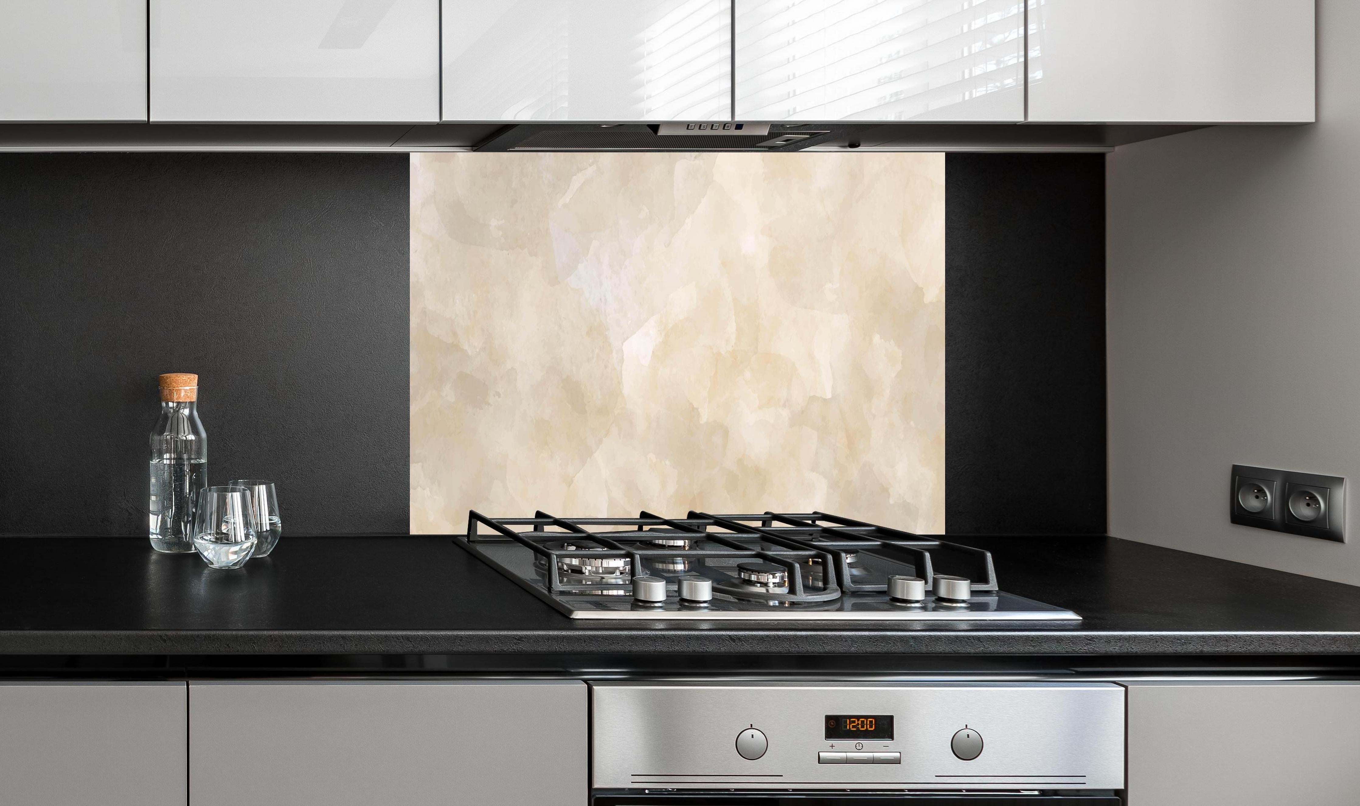 Spritzschutz - Hochwertige Yag-Marmor Textur in Beige-Grau hinter einem Cerankochfeld zwischen Holz-Kochutensilien
