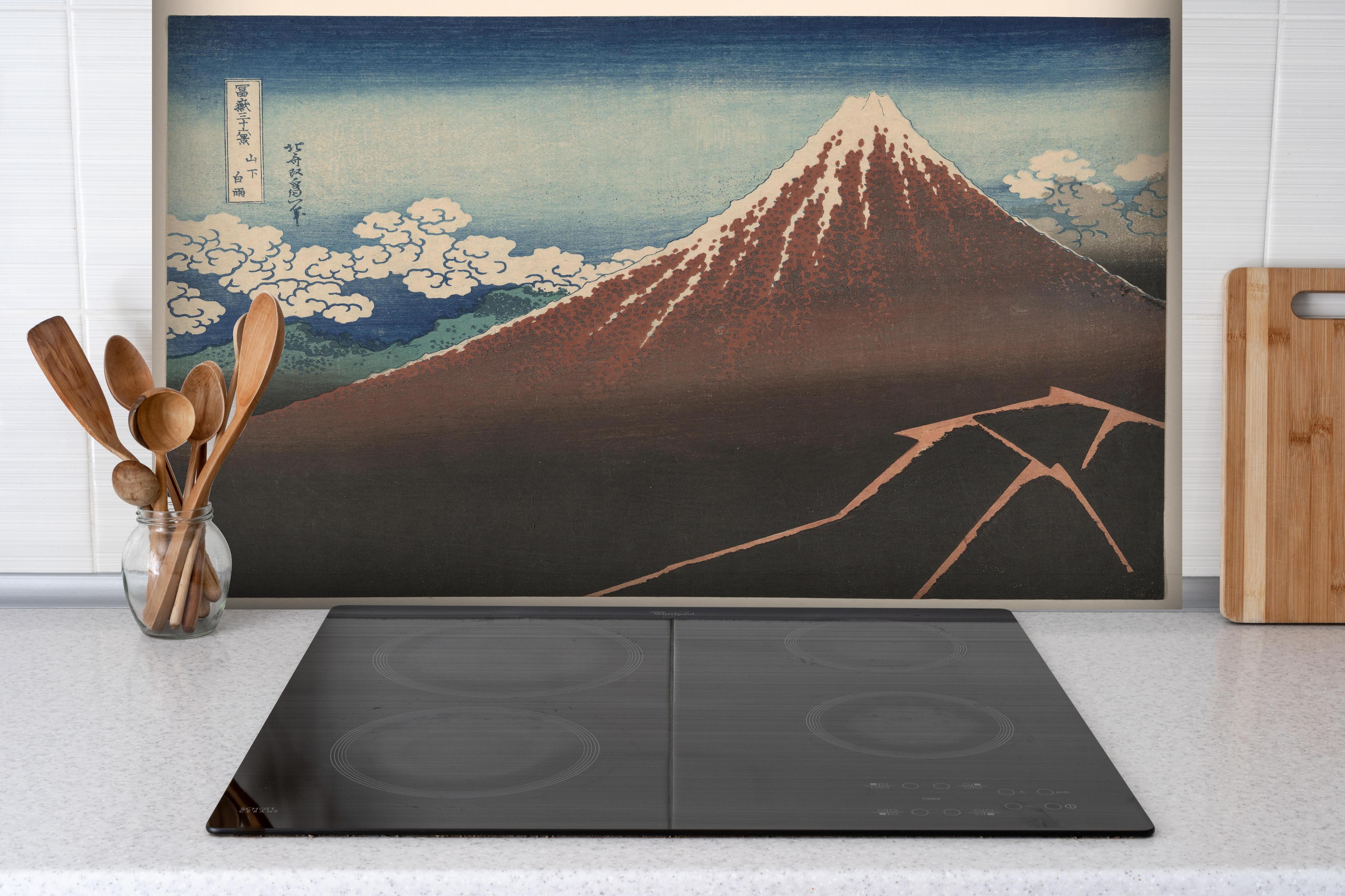 Spritzschutz - Hokusais Holzschnitt Fuji Berggipfel hinter einem Cerankochfeld zwischen Holz-Kochutensilien
