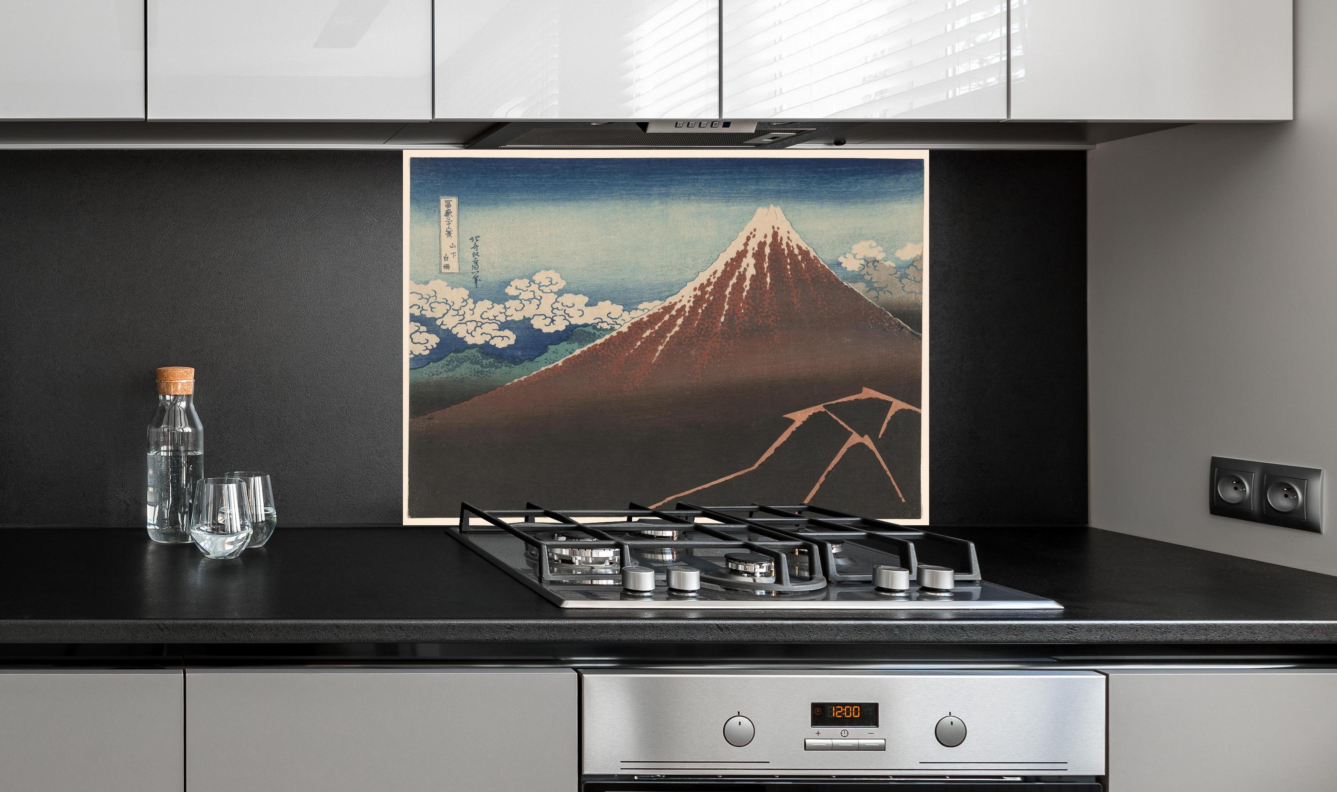 Spritzschutz - Hokusais Holzschnitt Fuji Berggipfel hinter einem Cerankochfeld zwischen Holz-Kochutensilien
