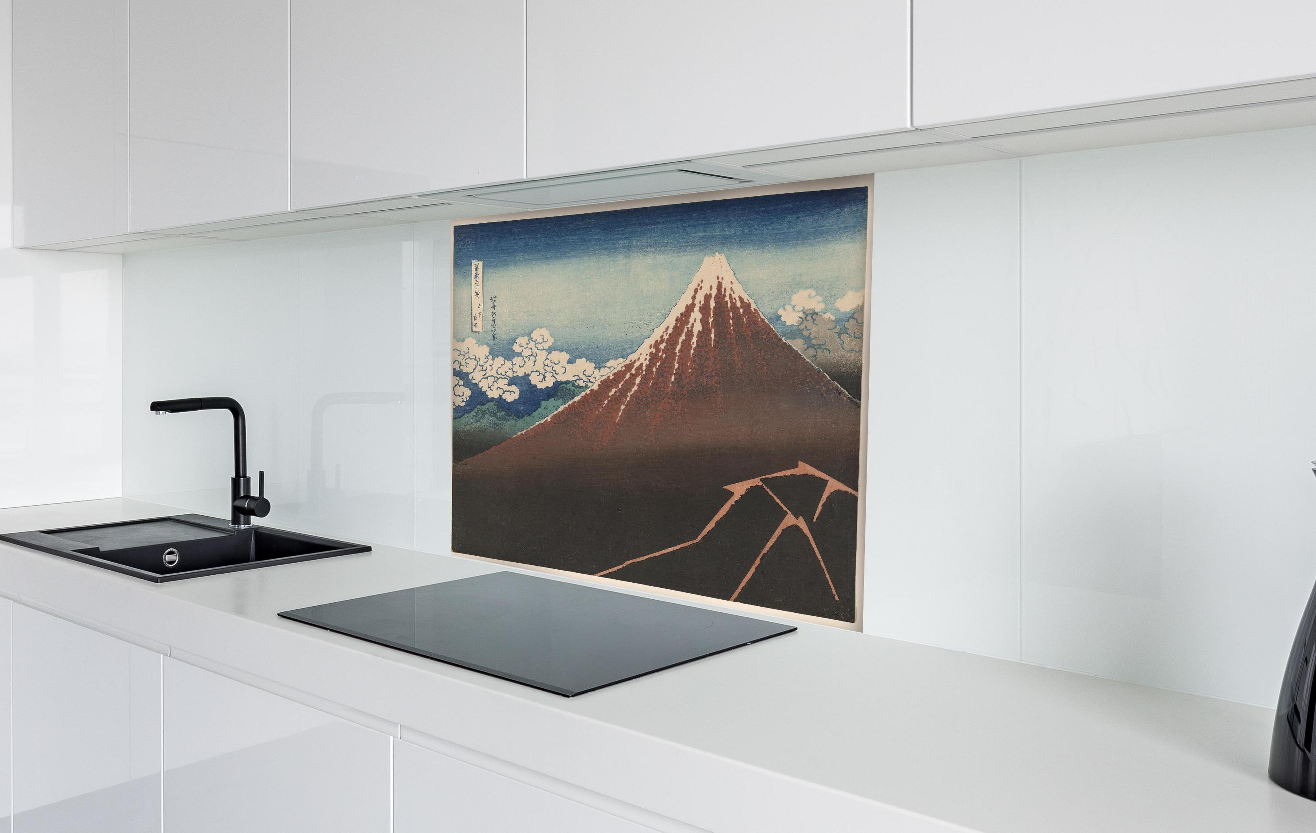 Spritzschutz - Hokusais Holzschnitt Fuji Berggipfel hinter einem Cerankochfeld zwischen Holz-Kochutensilien
