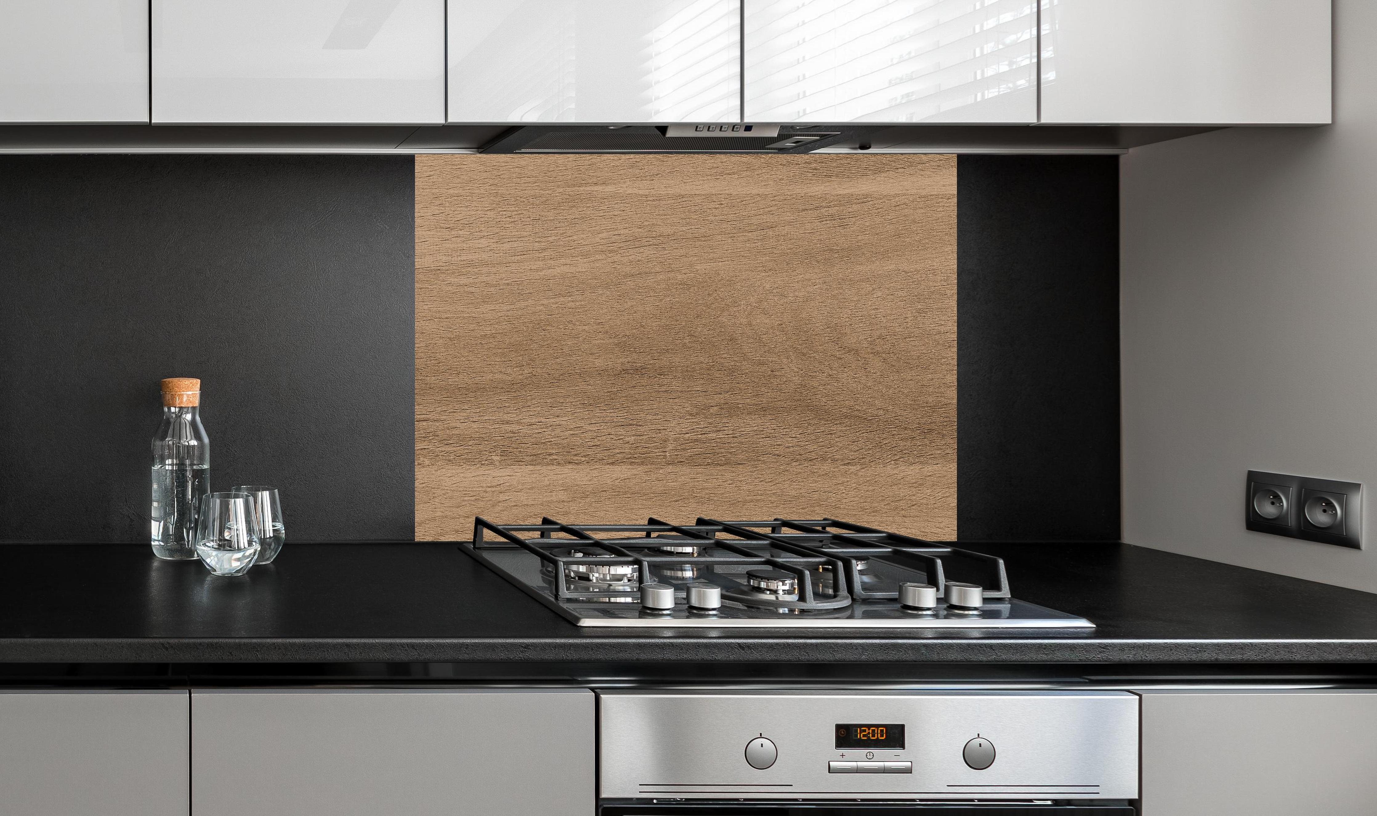 Spritzschutz - Holztextur und hölzerner Hintergrund 1 hinter einem Cerankochfeld zwischen Holz-Kochutensilien
