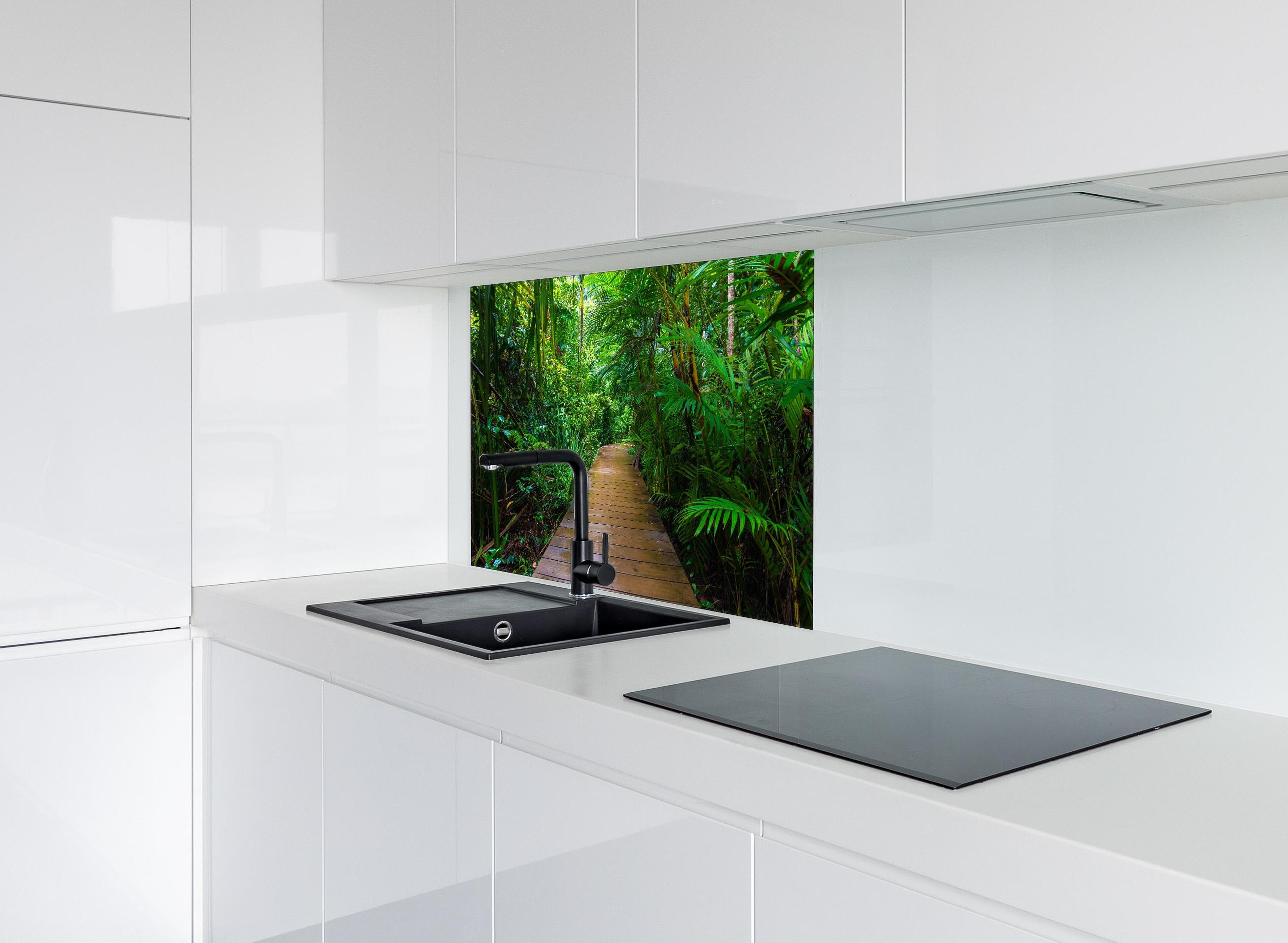 Spritzschutz - Holzweg durch dichten grünen Mangrovenwald hinter einem Cerankochfeld zwischen Holz-Kochutensilien
