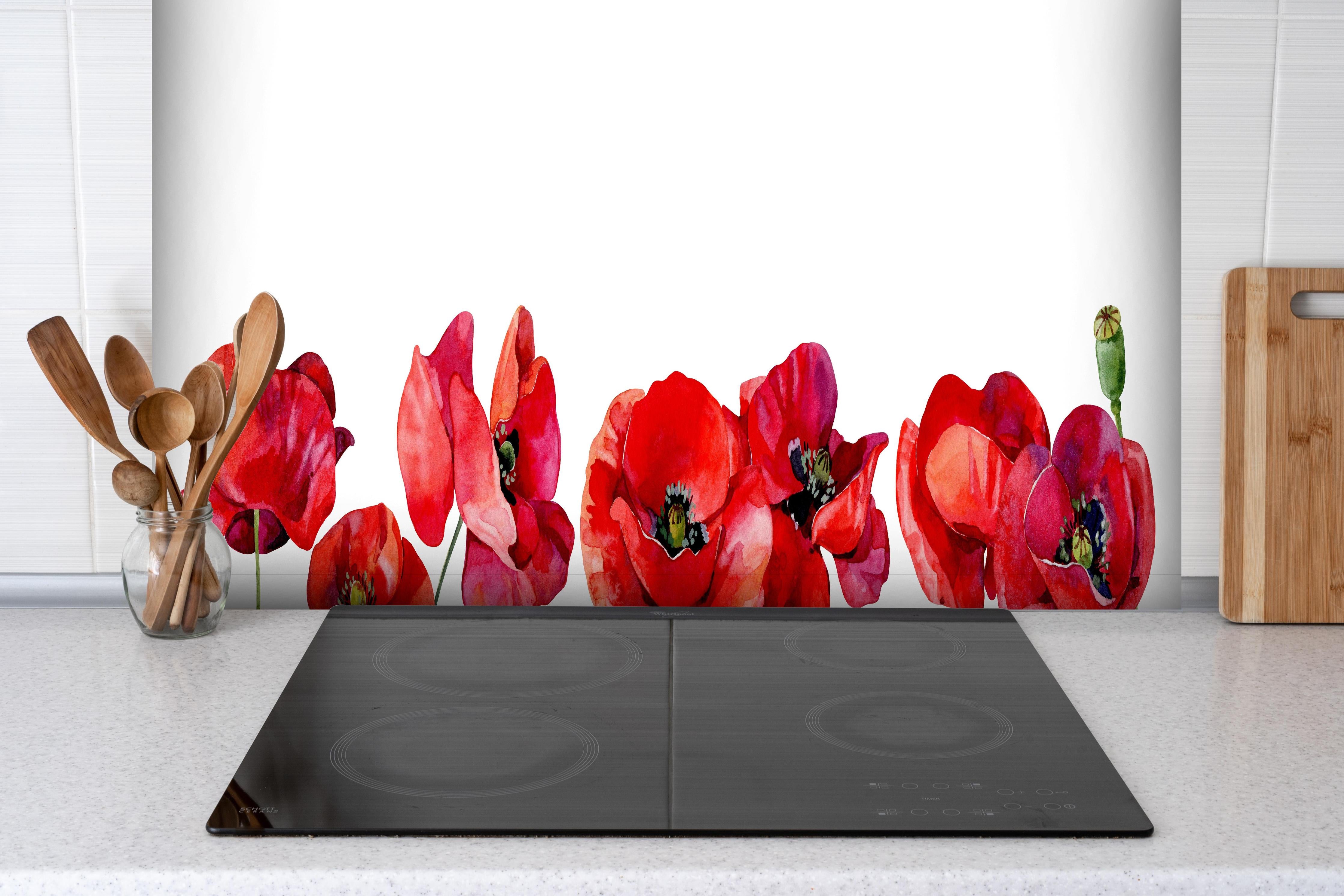 Spritzschutz - Horizontale scharlachroten Mohnblumen hinter einem Cerankochfeld zwischen Holz-Kochutensilien
