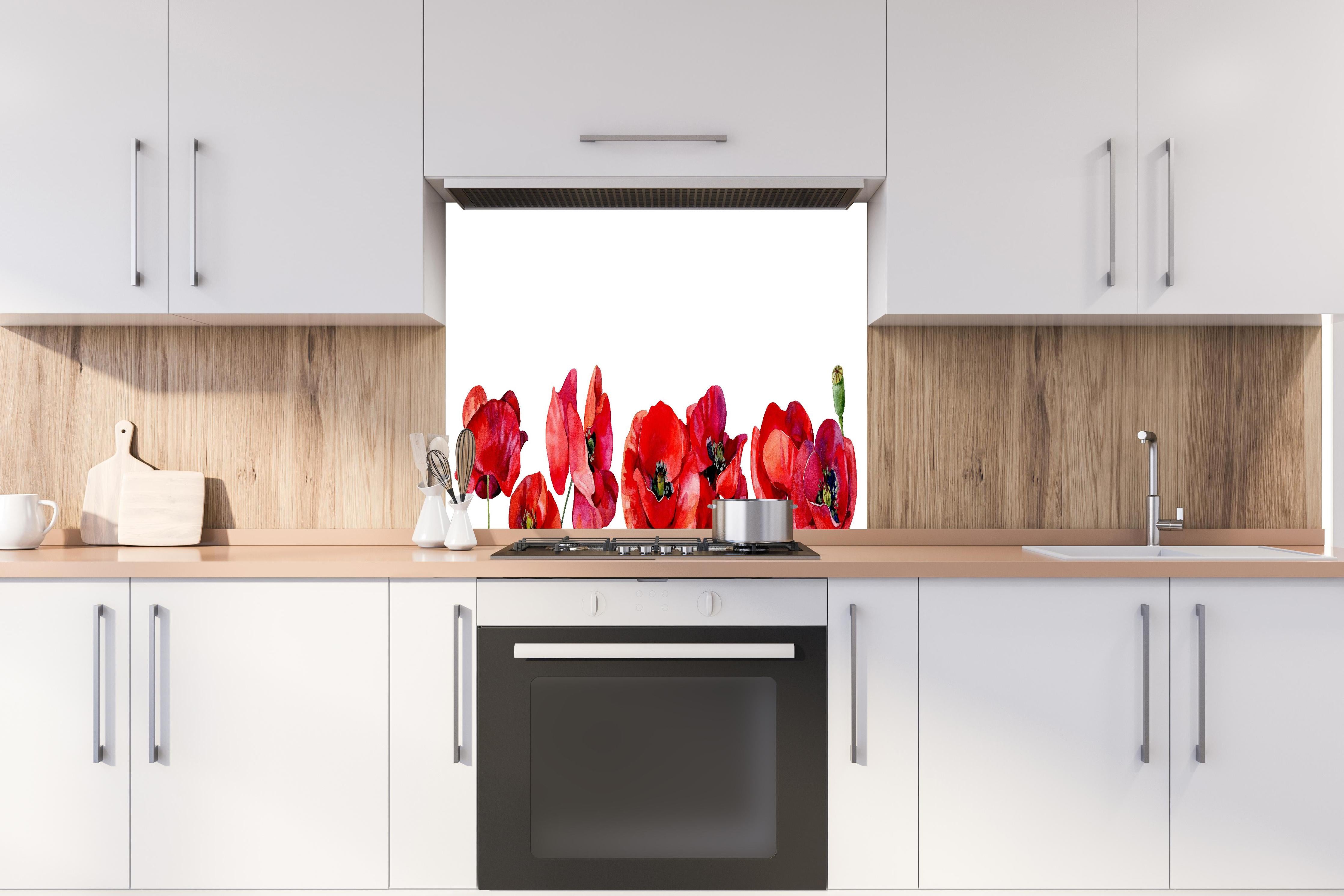 Spritzschutz - Horizontale scharlachroten Mohnblumen hinter einem Cerankochfeld zwischen Holz-Kochutensilien
