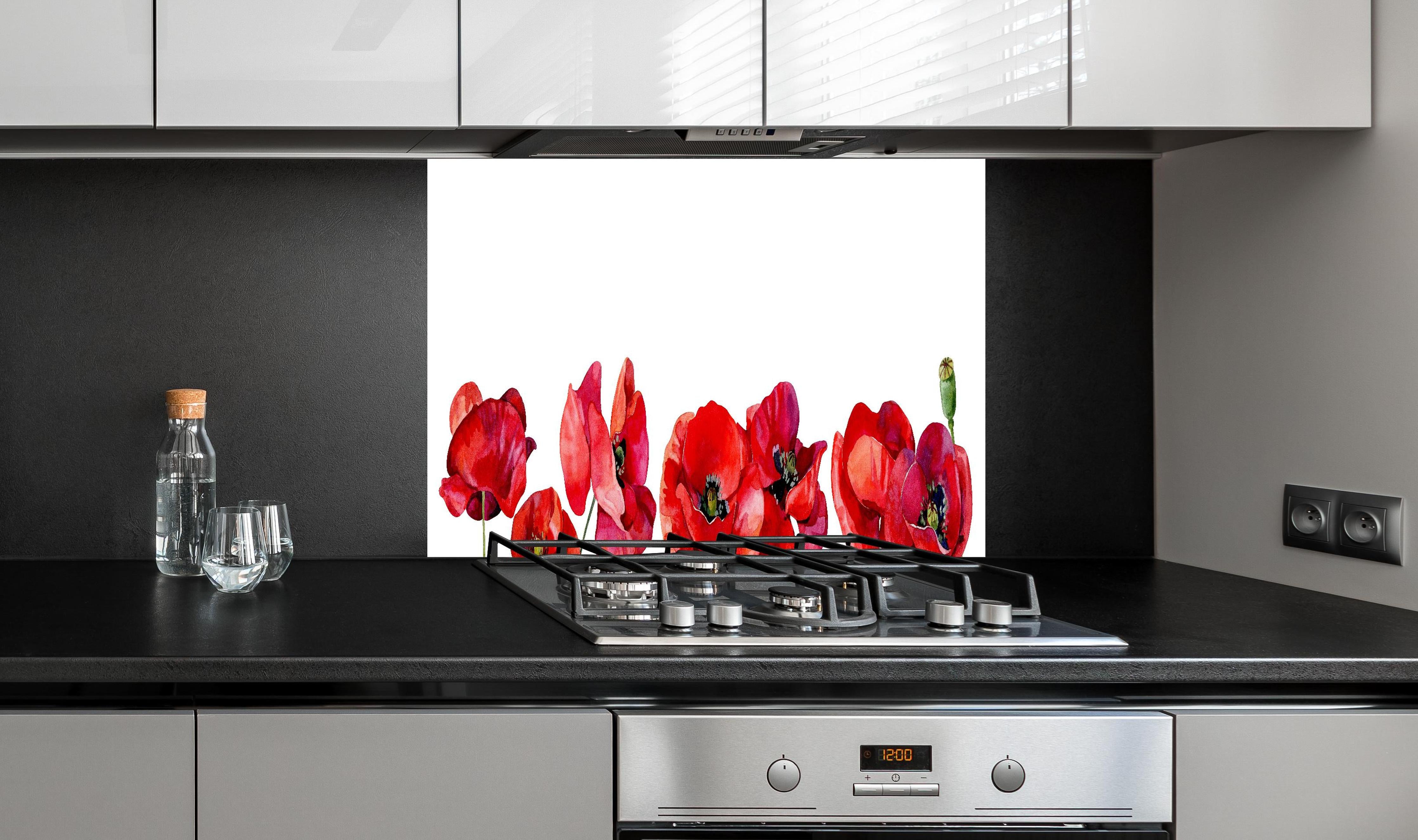 Spritzschutz - Horizontale scharlachroten Mohnblumen hinter einem Cerankochfeld zwischen Holz-Kochutensilien
