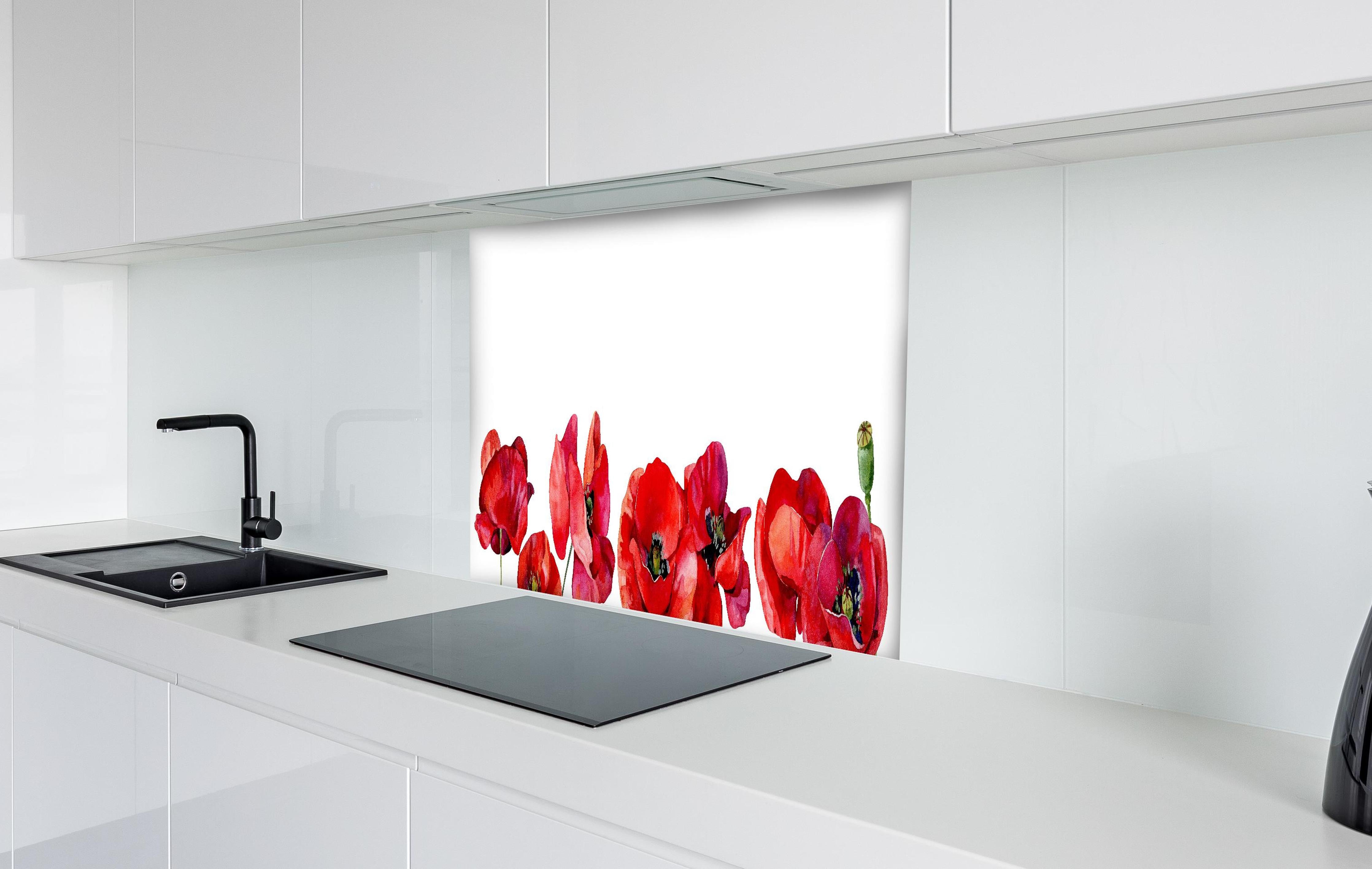 Spritzschutz - Horizontale scharlachroten Mohnblumen hinter einem Cerankochfeld zwischen Holz-Kochutensilien

