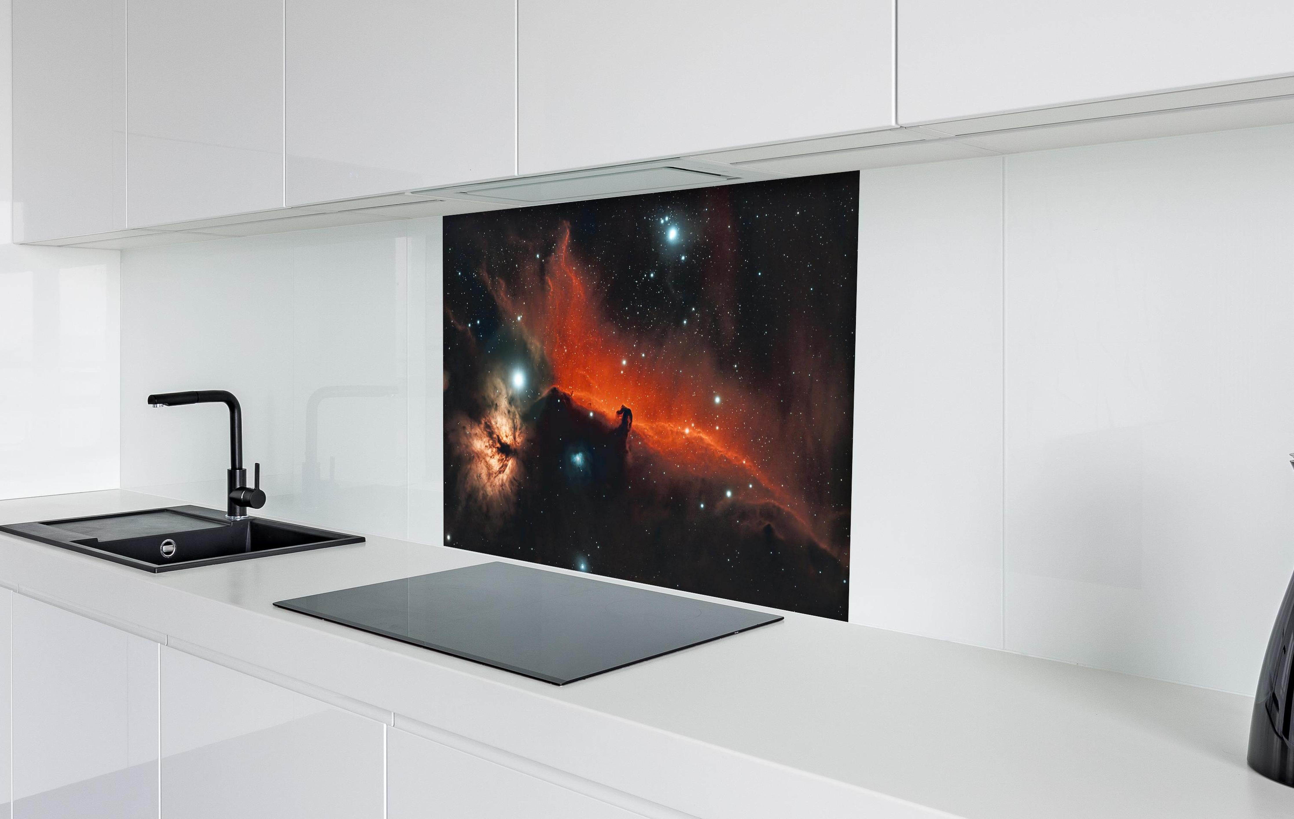 Spritzschutz - Horsehead amd Flame Nebula hinter einem Cerankochfeld zwischen Holz-Kochutensilien
