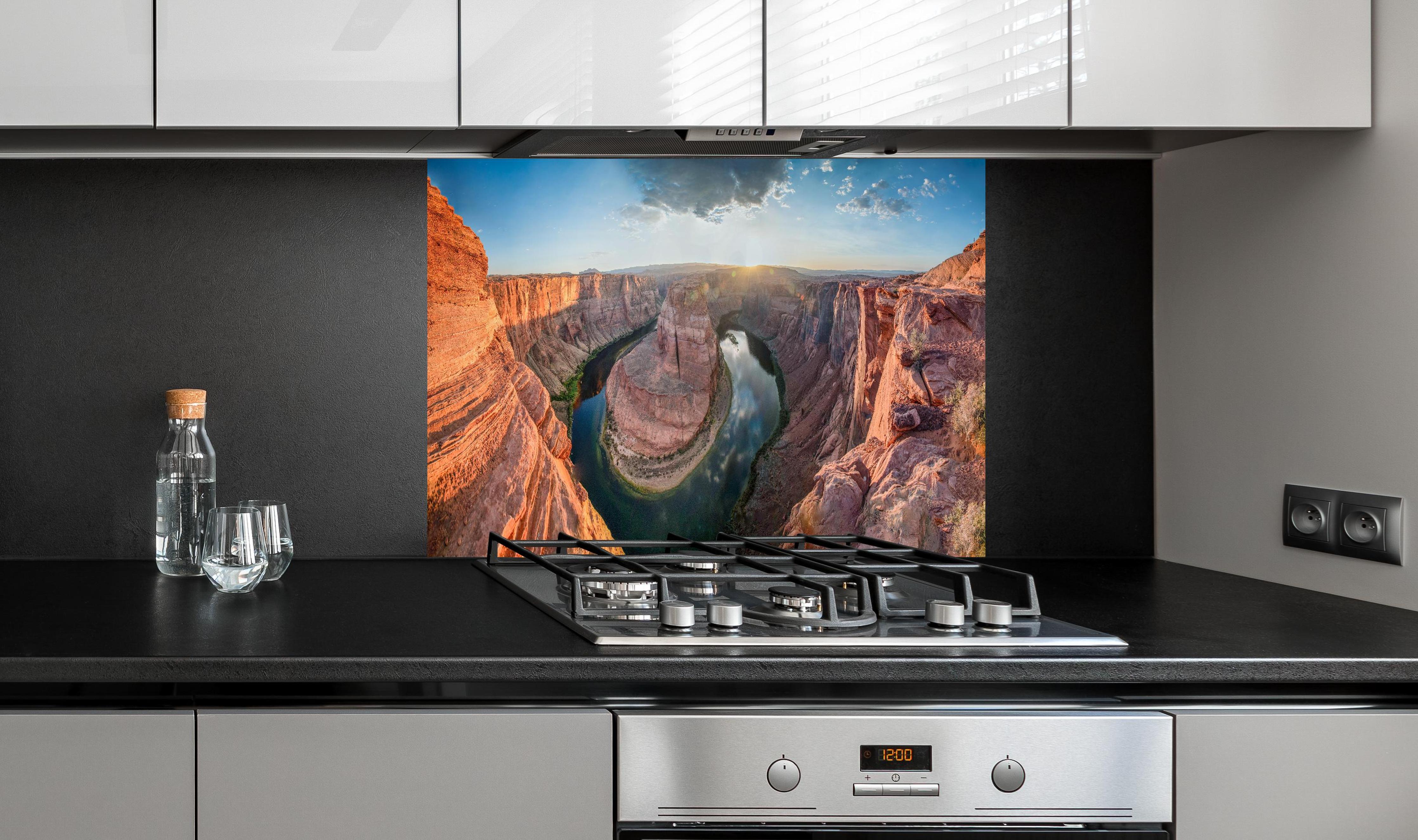 Spritzschutz - Horseshoe Bend Sonnenuntergang hinter einem Cerankochfeld zwischen Holz-Kochutensilien
