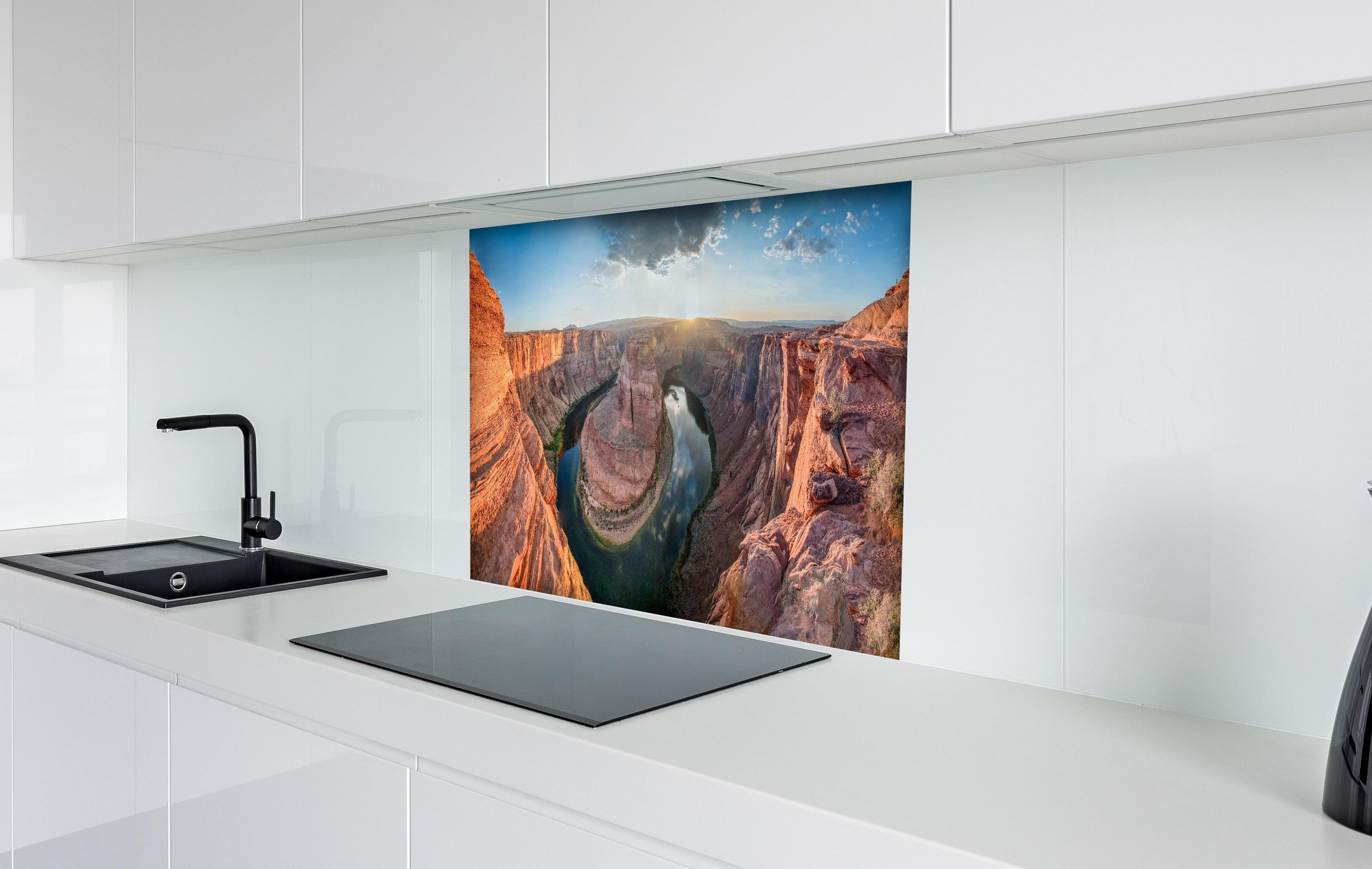 Spritzschutz - Horseshoe Bend Sonnenuntergang hinter einem Cerankochfeld zwischen Holz-Kochutensilien
